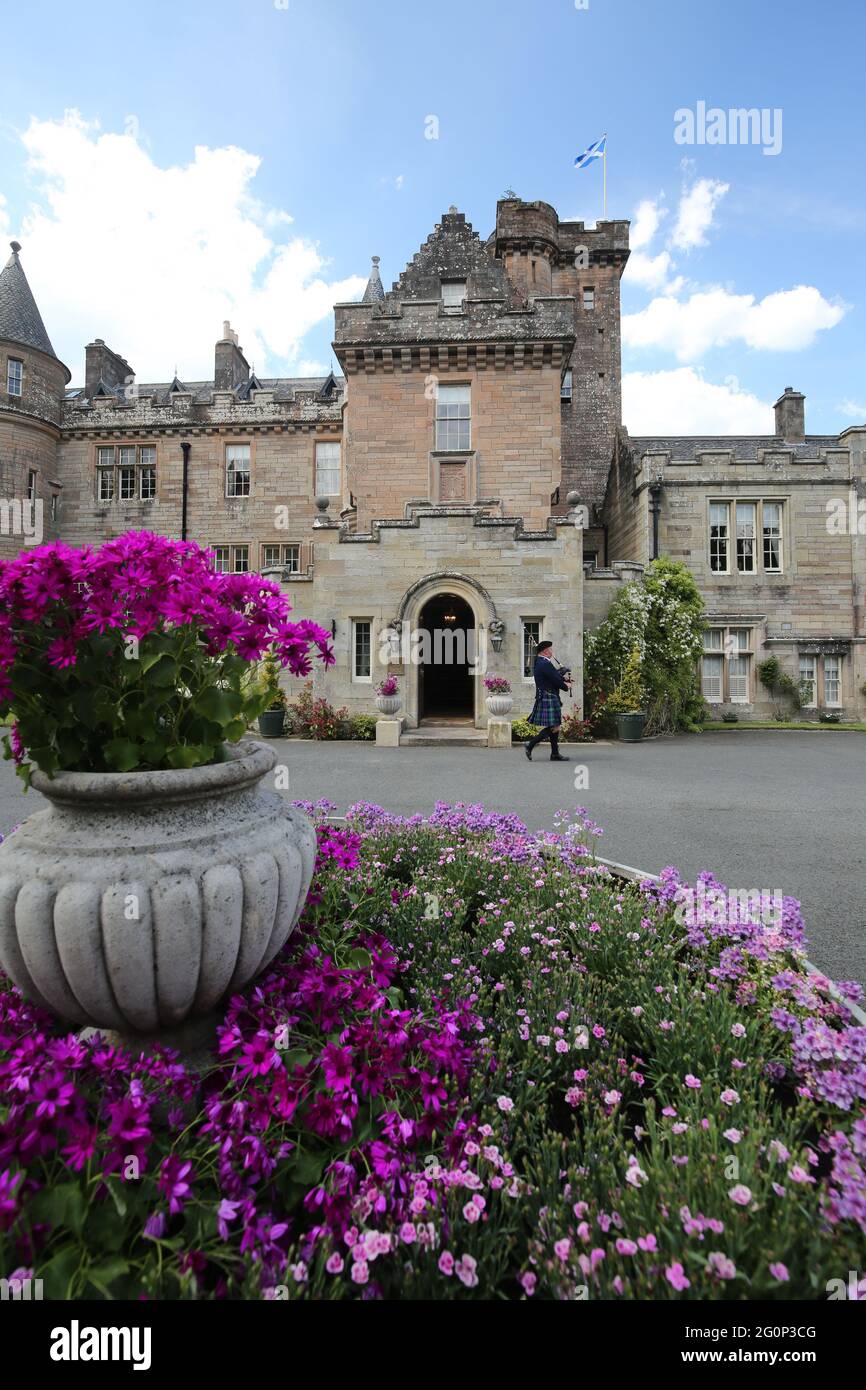 Glenapp Castle, Ballantrae, Girvan KA26 0NZ, Scozia, Regno Unito. Hotel 5 Stelle Luxury Castle, Ayrshire, Scozia Sud Ovest. Un piper gioca sul davanti Foto Stock