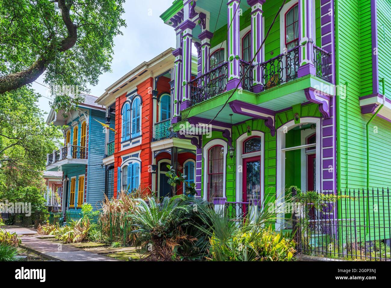 Esplanade Avenue a New Orleans, storica strada residenziale fiancheggiata da case del 19 ° secolo, case colorate e bed and breakfast. Foto Stock