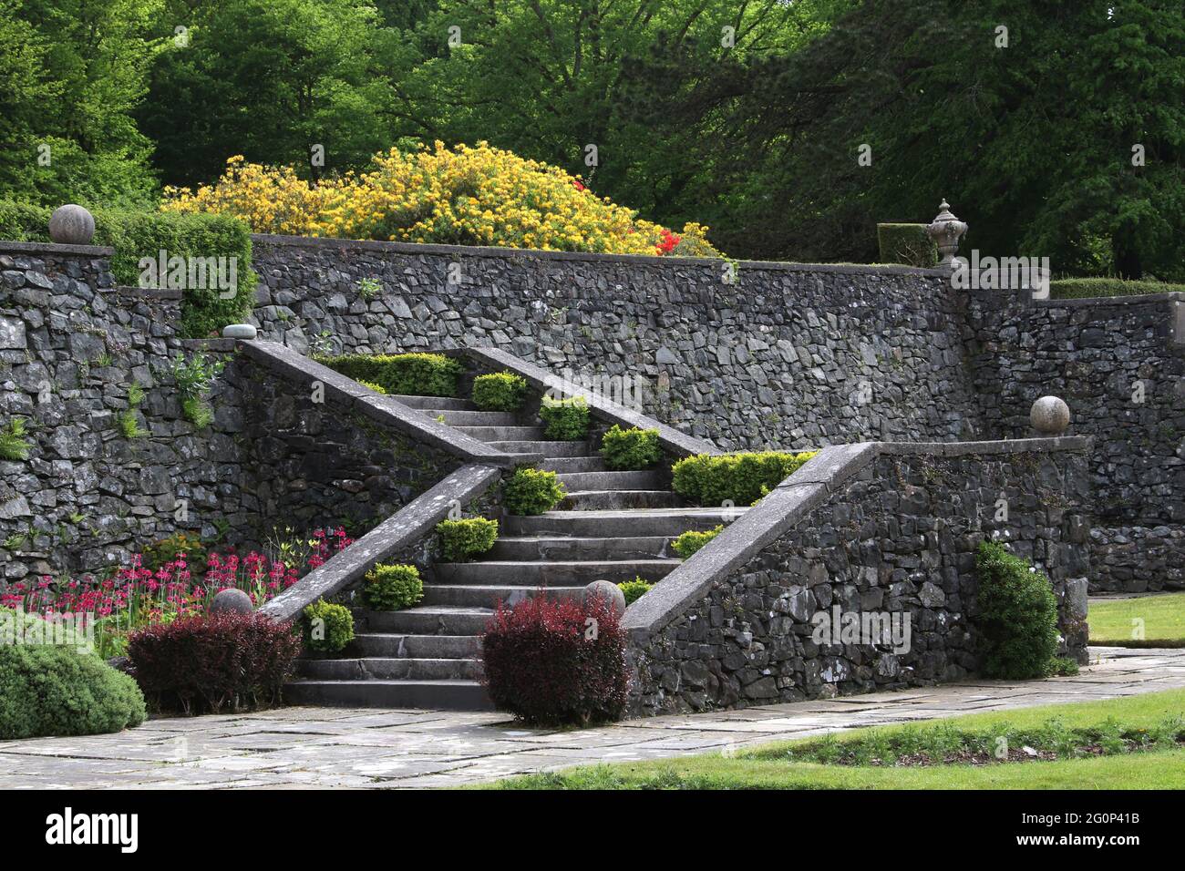 Glenapp Castle, Ballantrae, Girvan KA26 0NZ, Scozia, Regno Unito. Luxury Castle Hotel 5 Stelle, Ayrshire, Scozia sud-occidentale. La terrazza giardino scalini Foto Stock