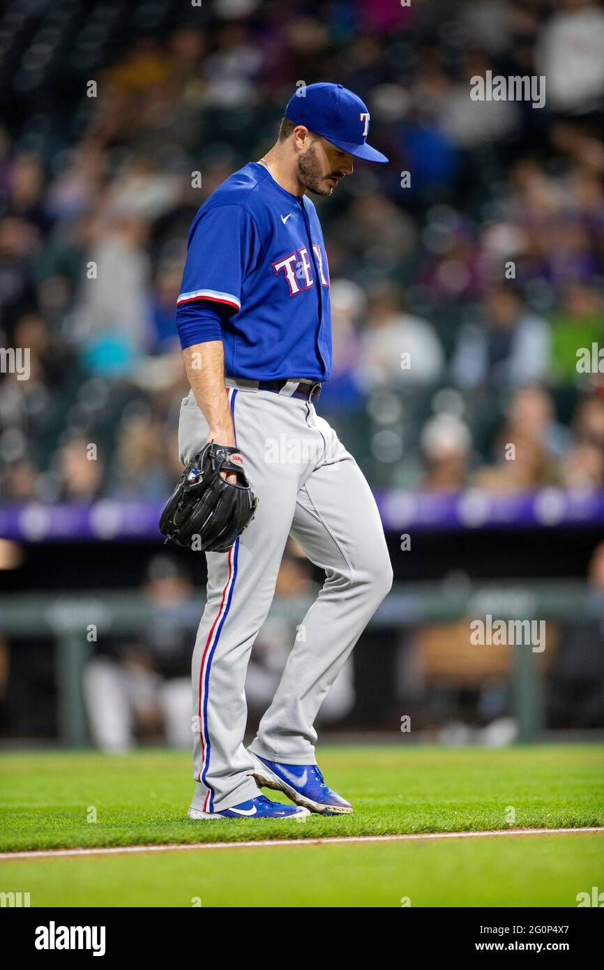 Texas Rangers Pitcher John King (60) viene tolto dal gioco durante una partita di stagione regolare MLB contro le Montagne Rocciose del Colorado, martedì 1 giugno 2021, Foto Stock