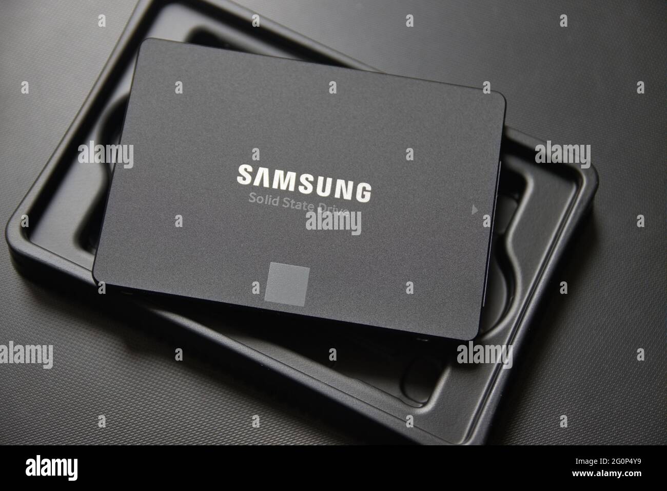 Maggio 2021, Spagna. Primo piano di un nuovo disco ssd Samsung su un tavolo nero Foto Stock
