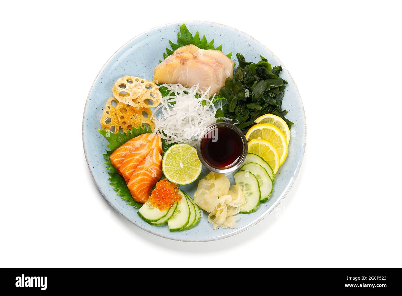Set Sashimi, cucina giapponese, menu sushi-Restaurant. Pesce giapponese. Sashimi su piatto con cetriolo e insalata Foto Stock