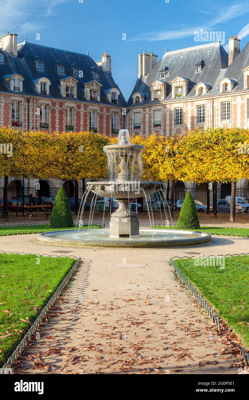 Mattina presto in Place des Vosges - la più antica piazza pubblica di Parigi, Ile-de-France, Francia Foto Stock