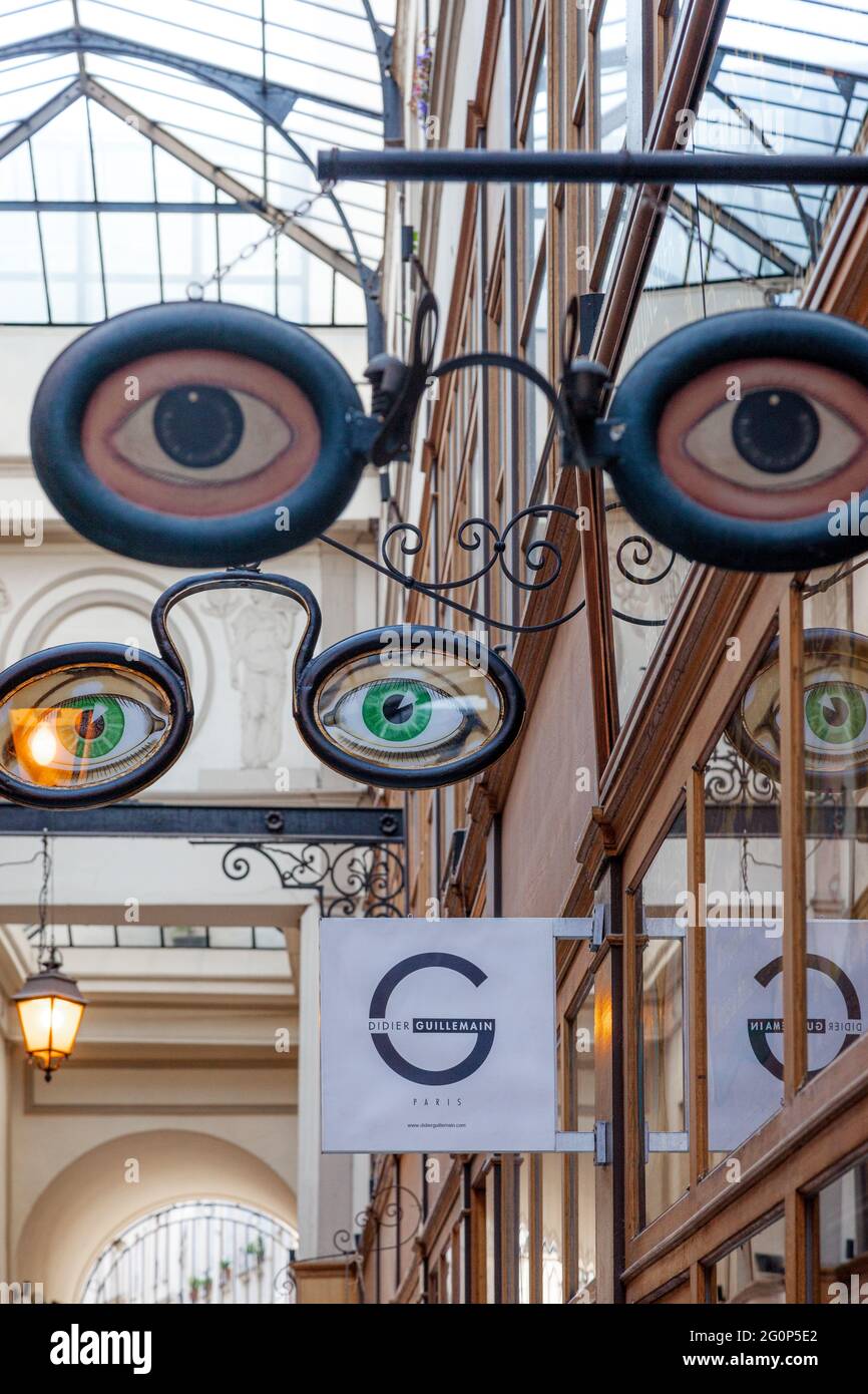 Alla moda eyeglass designer negozio in Passage du Grand Cerf - uno dei molti passaggi coperti, Parigi, Ile-de-France, Francia Foto Stock