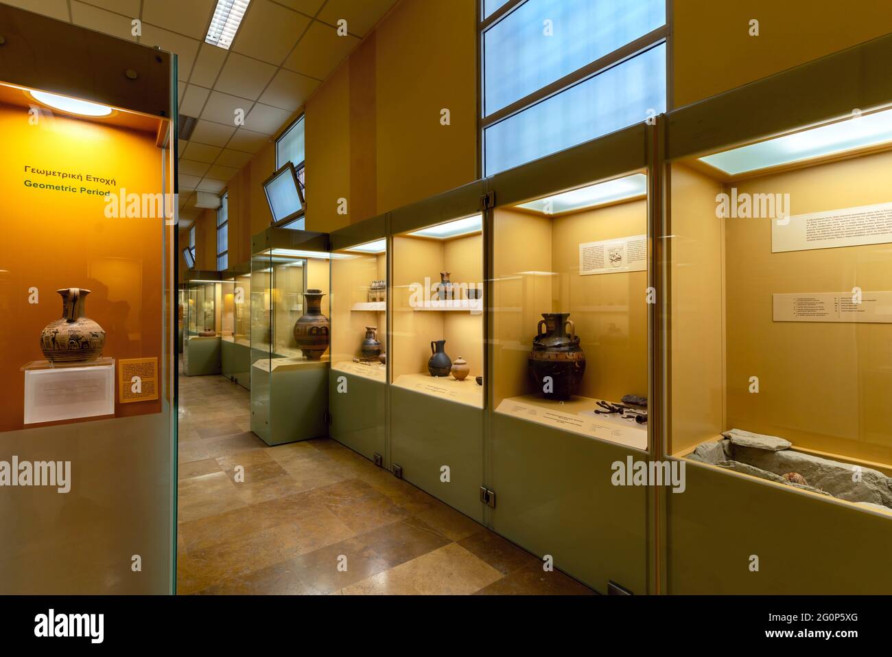 Atene, Attica, Grecia. STOA di Attalus (Attalos) vista interna museo archeologico. Εxhibits dalla sezione museale del periodo geometrico Foto Stock