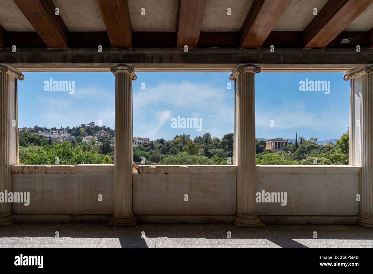 Atene, Grecia. STOA di Attalus, vista panoramica dal piano superiore al Tempio di Efesto (a destra), vecchio Osservatorio Nazionale di Atene (a sinistra) Foto Stock
