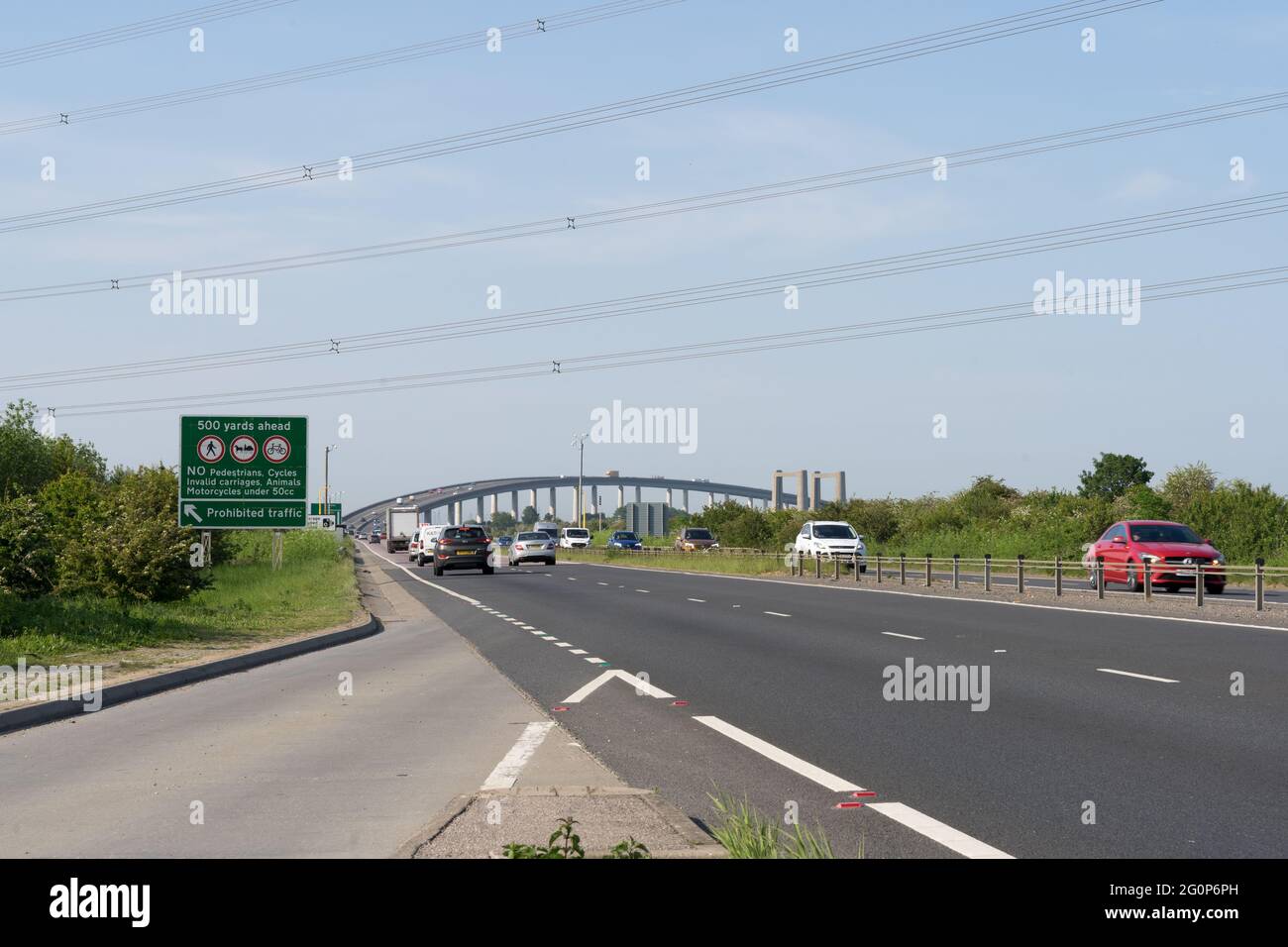 Sheppey che attraversa il ponte, che collega la terraferma Kent e l'isola di Sheppey, Inghilterra, Regno Unito Foto Stock