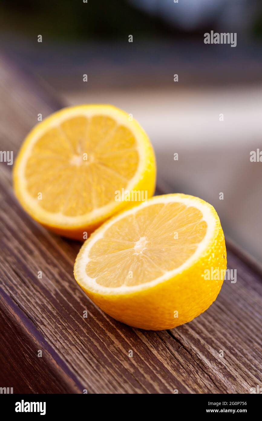 Primo piano verticale di due metà di un limone fresco Foto Stock