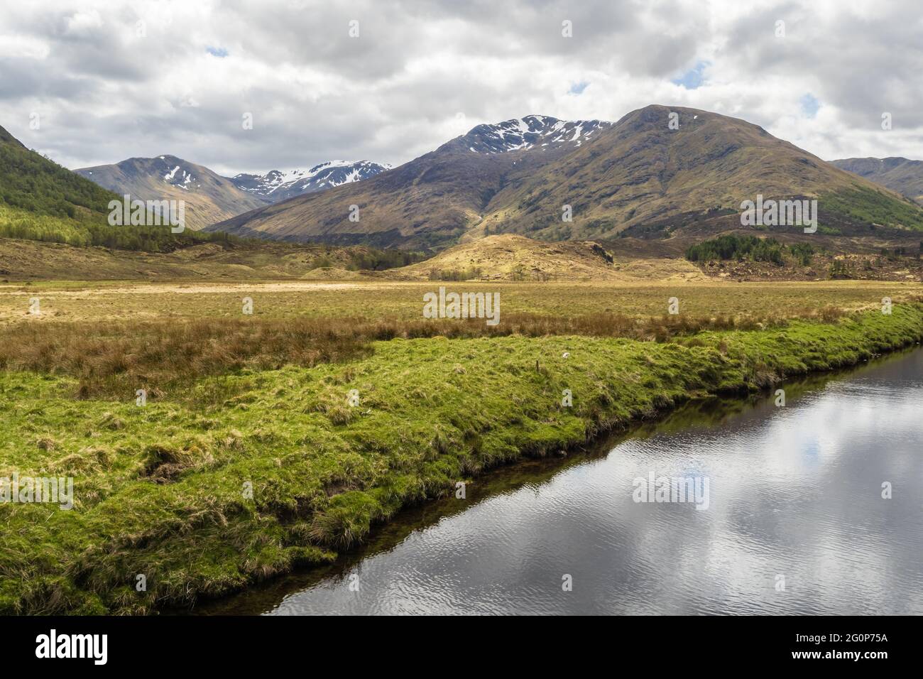 Camminare sul circuito Glen Affric. Con il consenso comune, Glen Affric è il più bello di tutte le valli scozzesi. Offre una favolosa varietà di paesaggi e io Foto Stock