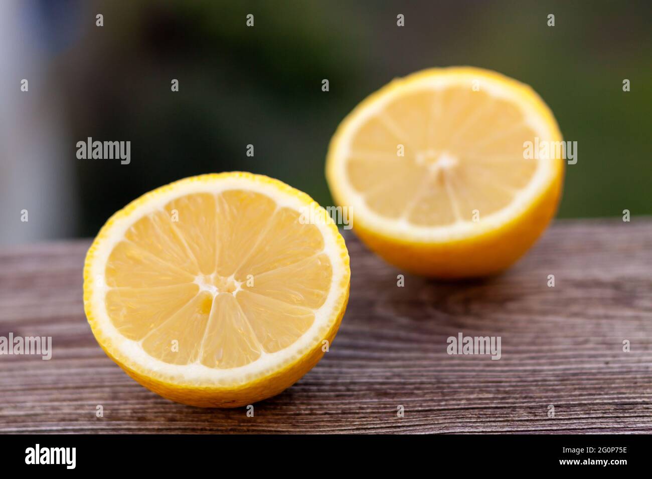 Primo piano di due metà di un limone fresco Foto Stock