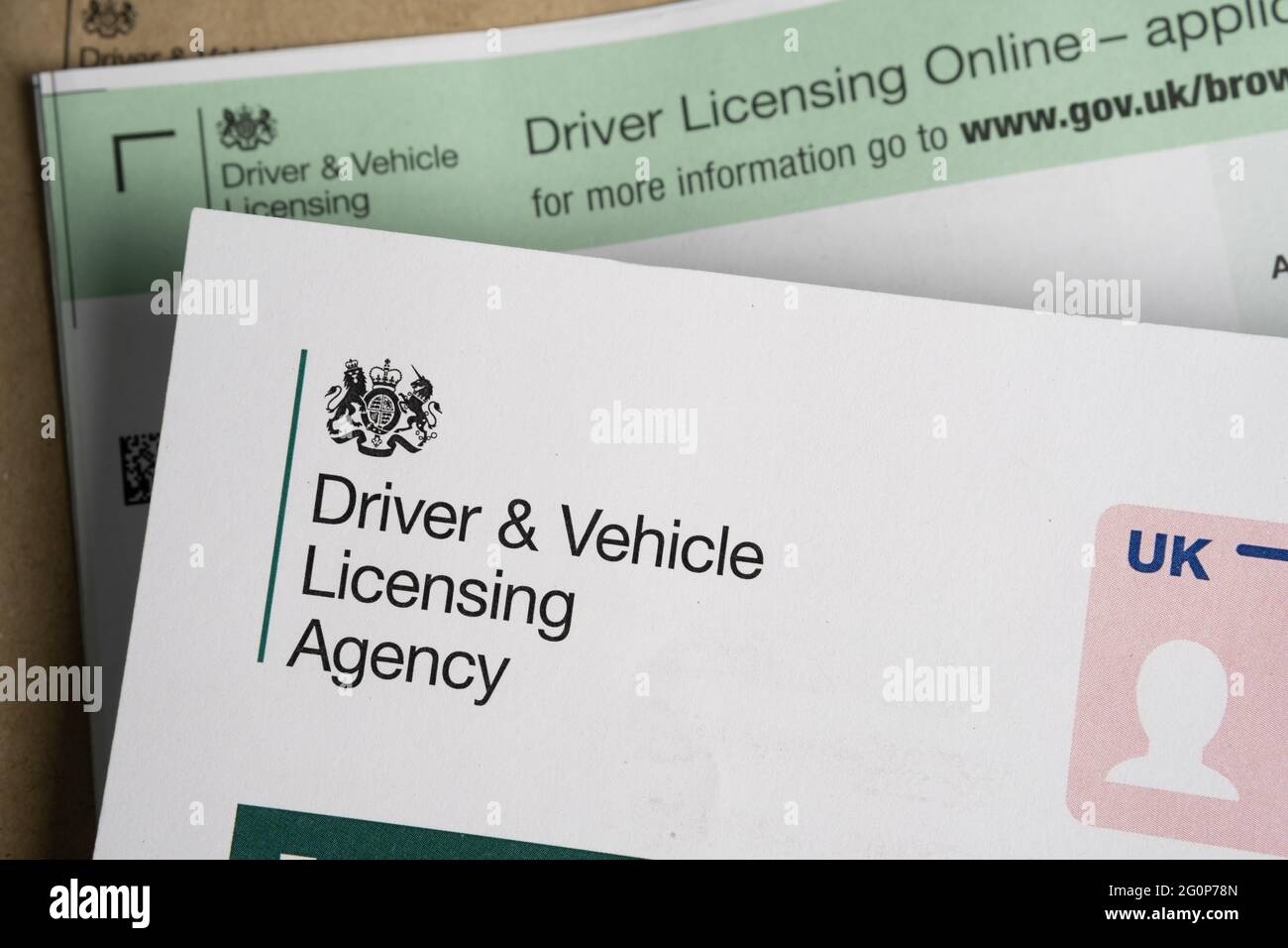 Logo dell'agenzia di gestione delle licenze per il conducente e del veicolo visualizzato sul modulo di richiesta della patente di guida ricevuto tramite posta. Stafford, Regno Unito, 2 giugno 2021 Foto Stock