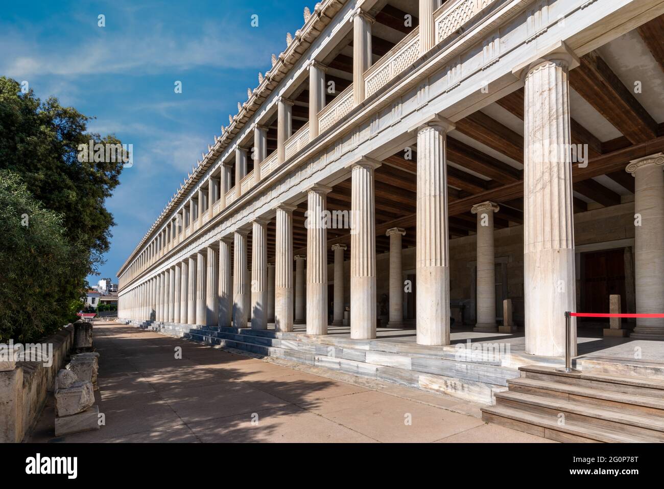 Atene, Attica, Grecia. STOA di Attalus (Attalos) vista esterna, angolata. Sito archeologico dell'antica Agora di Atene nel distretto di Thiseio Foto Stock