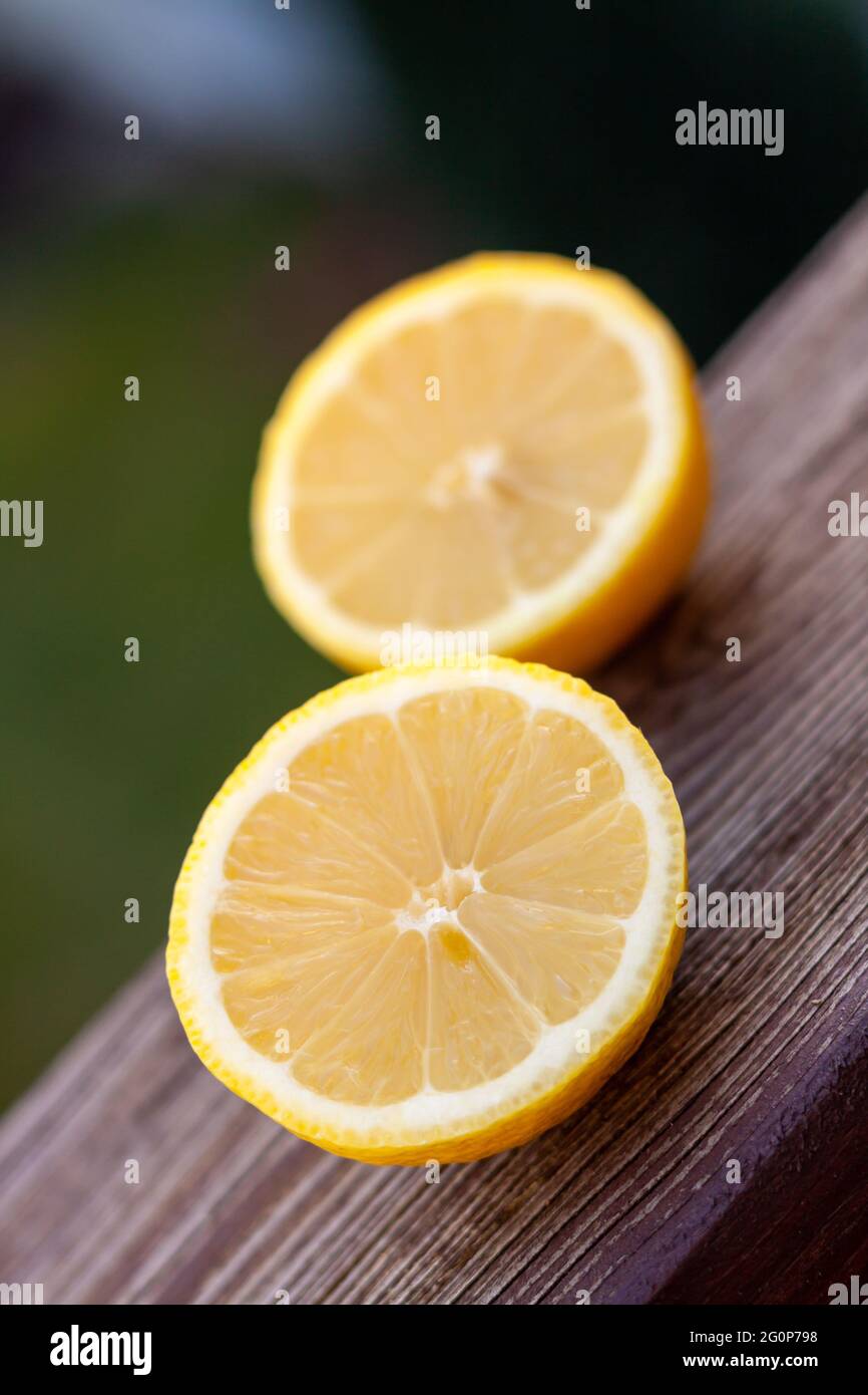 Primo piano verticale di due metà di un limone fresco Foto Stock