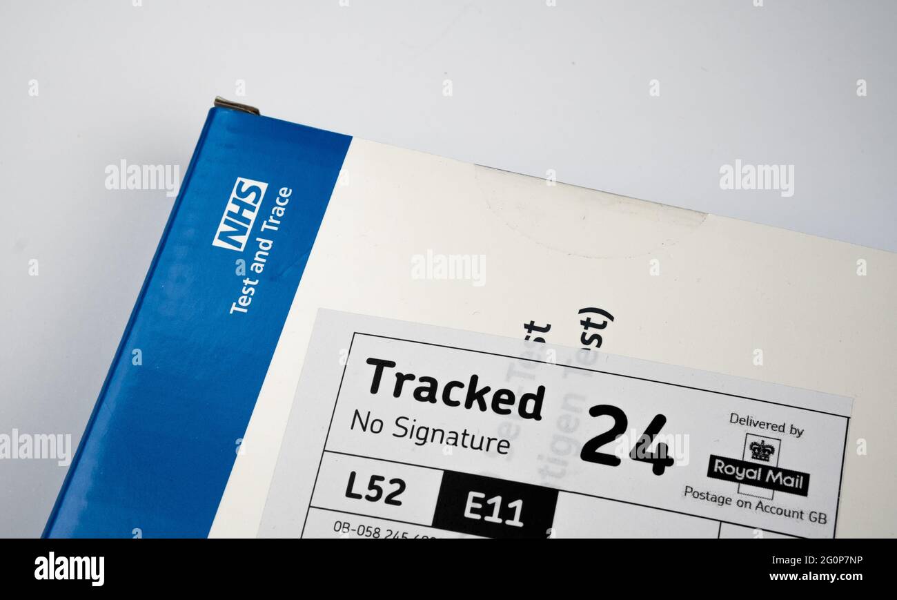 COVID-19 Self-Test, Rapid Antigen Test. Test PRC ricevuto gratuitamente dal programma NHS Test and Trace per posta. Stafford, Regno Unito, 2 giugno 2021 Foto Stock