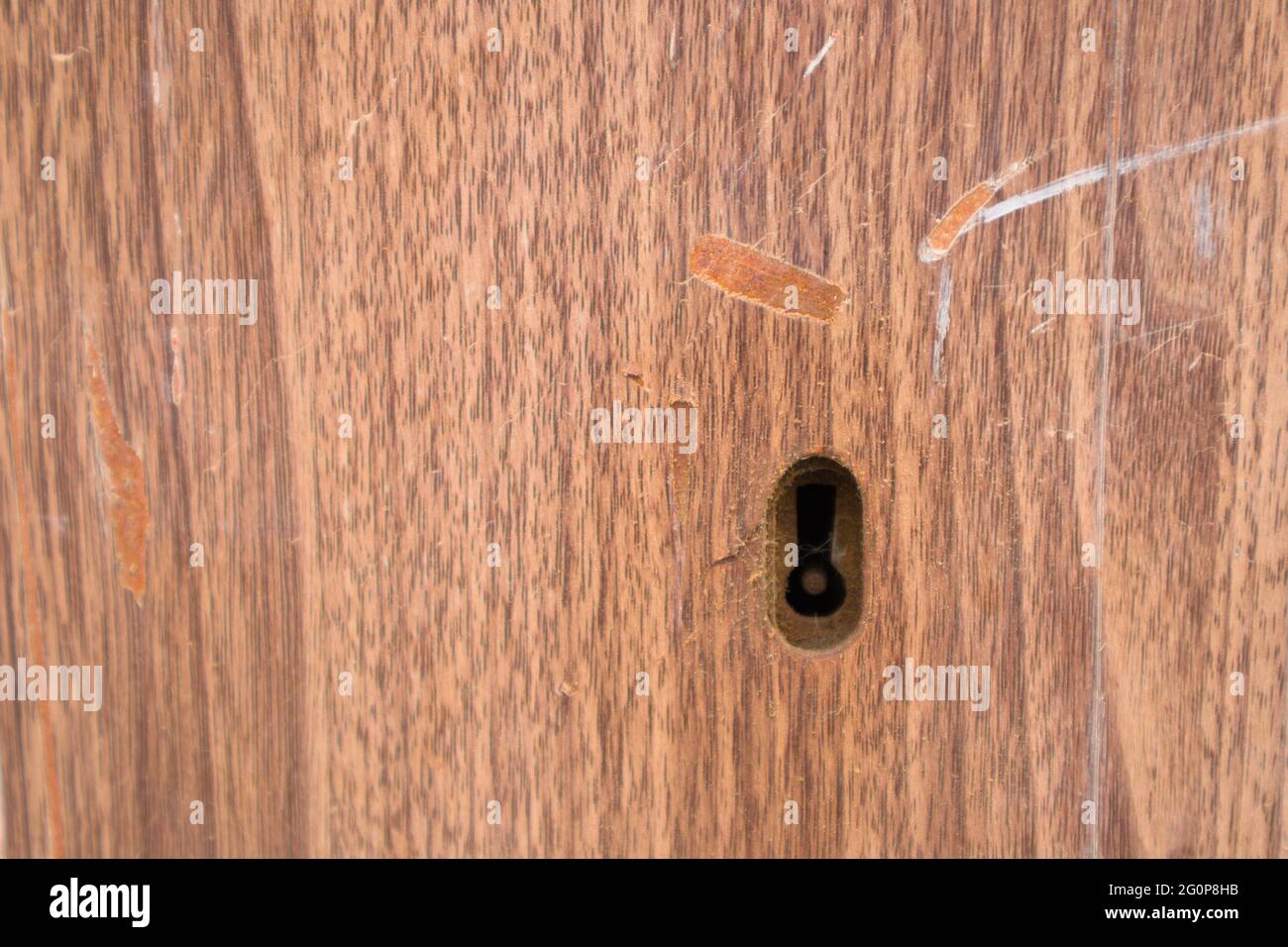 Primo piano della struttura di una porta di legno in cui c'è una vecchia serratura, immagine in cui c'è spazio di copia Foto Stock