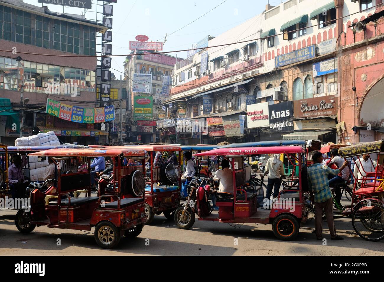 India Delhi - vita quotidiana di strada di vecchia Delhi - driver di Rickshaw Foto Stock