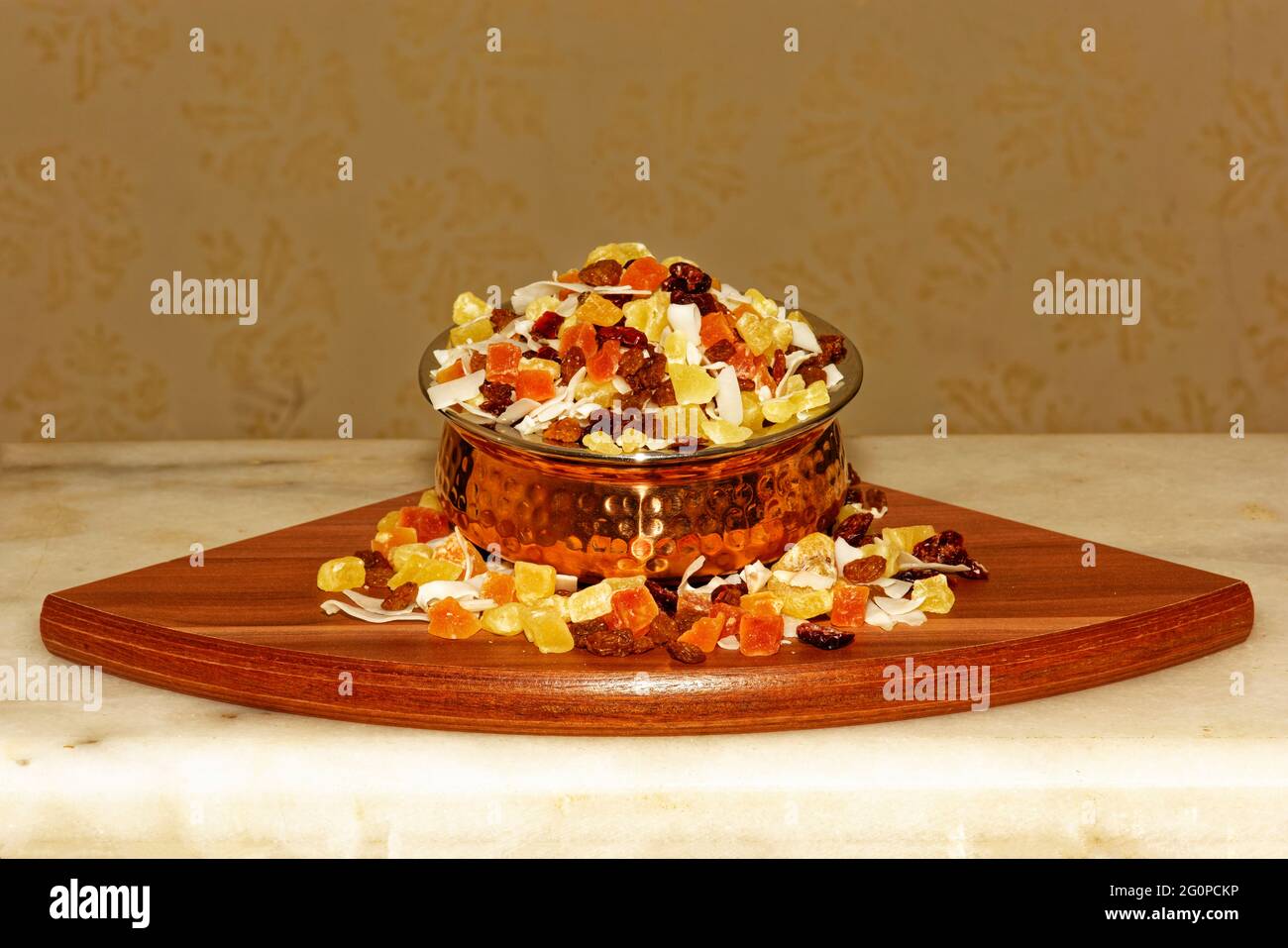 Miscela di frutta in recipiente di rame Foto Stock