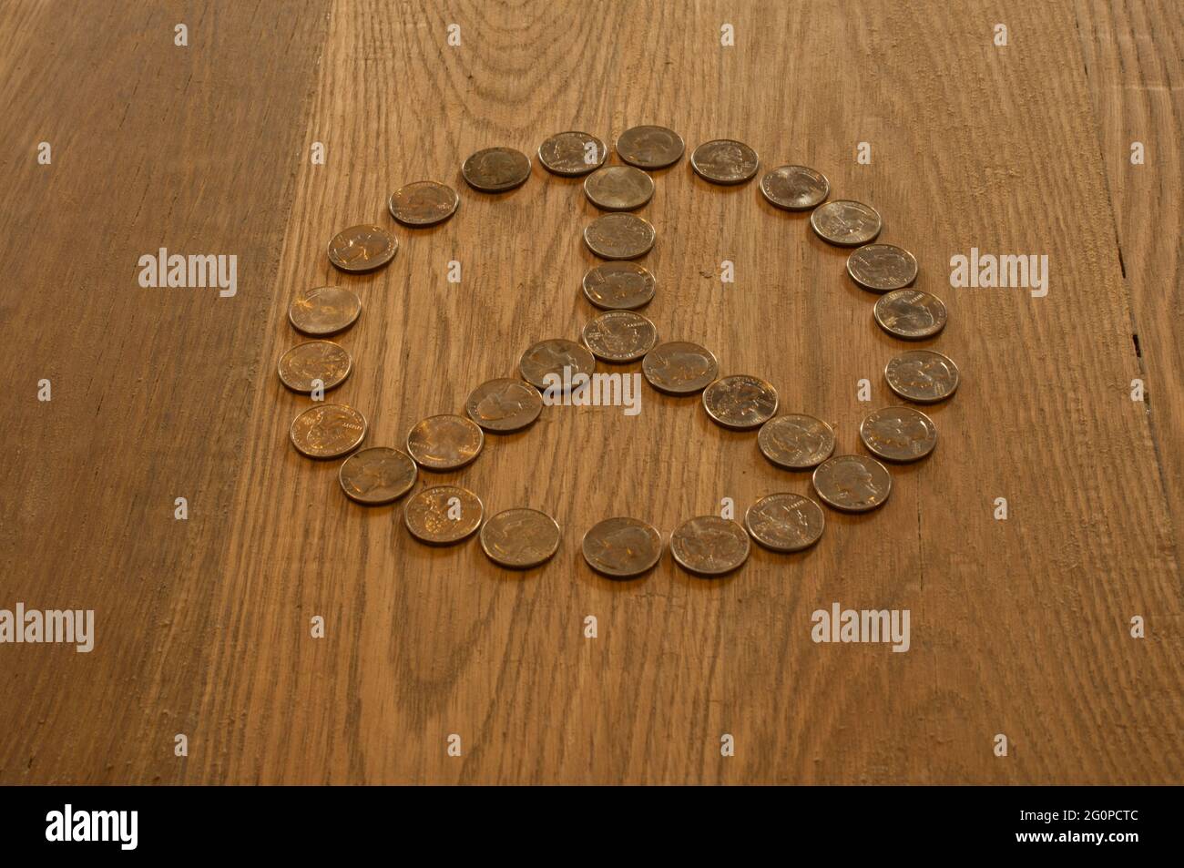 Un segno di Pace fatto fuori di quarto su uno sfondo di quercia Foto Stock