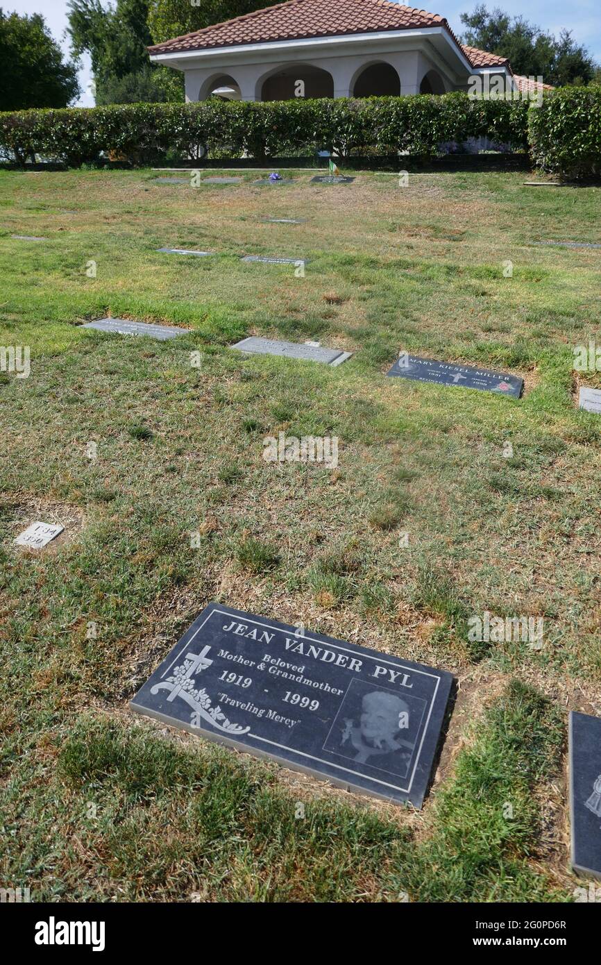 Lake Forest, California, USA 2 giugno 2021 UNA visione generale dell'atmosfera dell'attrice Jean Vander Pyl's grave al cimitero Ascension il 2 giugno 2021 a Lake Forest, California, USA. Era meglio conosciuta per la voce di Wilma Flintstone del cartone Hanna-Barbera i Flintstones. Foto di Barry King/Alamy Stock foto Foto Stock