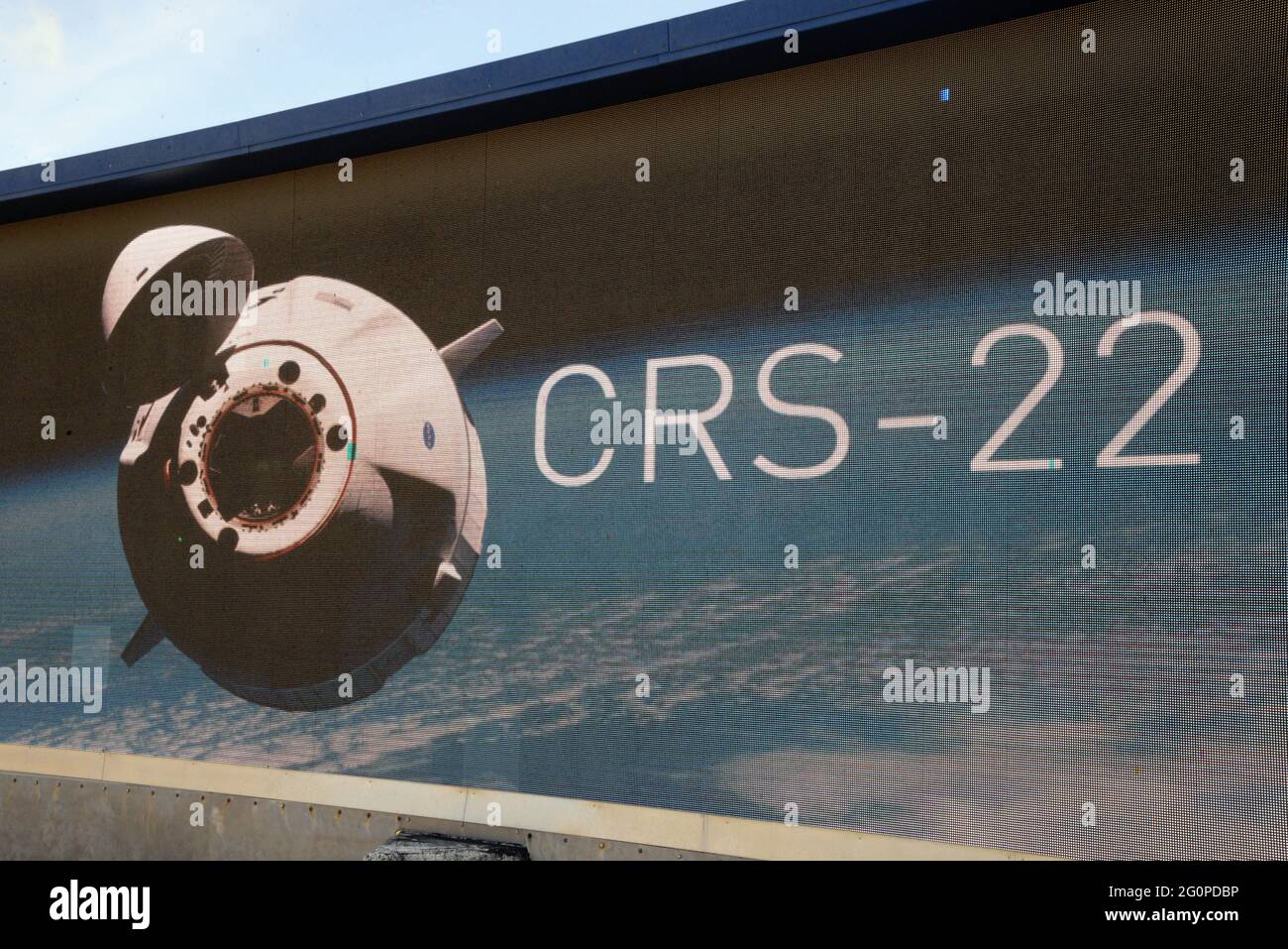 Kennedy Space Center. Isola di Merritt. Contea di Brevard. Florida. STATI UNITI. 2 giugno 2021. La NASA prevede di lanciare la prossima missione di rifornimento alla Stazione spaziale Internazionale (ISS) a bordo di un razzo SpaceX Falcon 9 dal complesso di lancio 39-A. L'orario di decollo della missione CRS-22 è previsto alle 13:29 giovedì pomeriggio, a seconda delle condizioni meteorologiche. Dopo il decollo, la prima tappa del booster atterra su una nave autonoma Spaceport Drone situata nell'Oceano Atlantico al largo della costa della Florida. Credit: Julian Leek/Alamy Live News Foto Stock