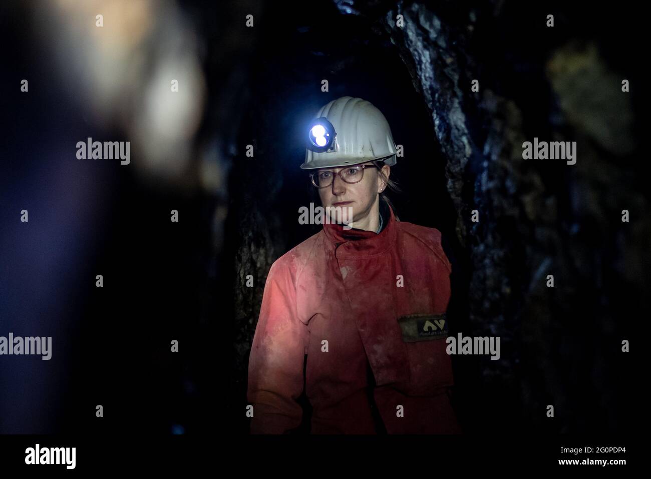 Goslar, Germania. 02 giugno 2021. Katharina Malek, consulente per l'archeologia mineraria presso l'Ufficio di Stato della bassa Sassonia per la conservazione dei monumenti, cammina attraverso una strada antica e moderna nella miniera di Ramsberg. I dipendenti dell'Ufficio di Stato della bassa Sassonia per la conservazione dei monumenti sono stati alla ricerca di attività minerarie nei Monti Harz nel progetto 'Altbergbau.3D'. Credit: Swen Pförtner/dpa/Alamy Live News Foto Stock