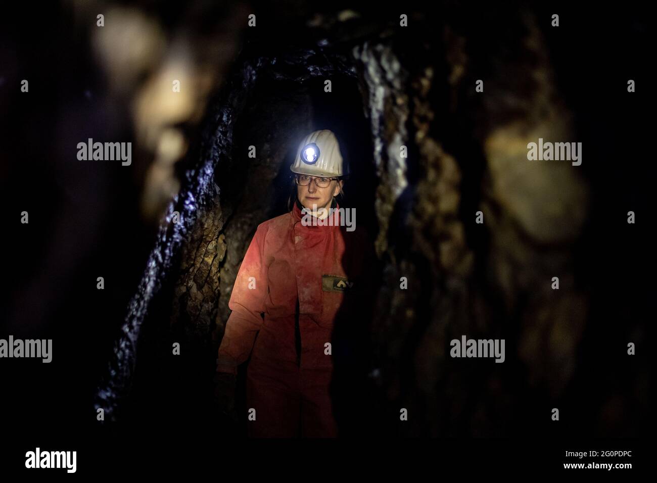 Goslar, Germania. 02 giugno 2021. Katharina Malek, consulente per l'archeologia mineraria presso l'Ufficio di Stato della bassa Sassonia per la conservazione dei monumenti, cammina attraverso una strada antica e moderna nella miniera di Ramsberg. I dipendenti dell'Ufficio di Stato della bassa Sassonia per la conservazione dei monumenti sono stati alla ricerca di attività minerarie nei Monti Harz nel progetto 'Altbergbau.3D'. Credit: Swen Pförtner/dpa/Alamy Live News Foto Stock