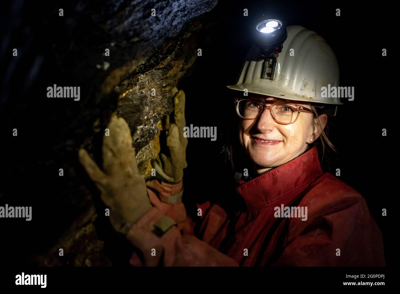 Goslar, Germania. 02 giugno 2021. Katharina Malek, un ufficiale di archeologia mineraria presso l'Ufficio di Stato della bassa Sassonia per la conservazione dei monumenti storici, si trova in una prima strada moderna nella miniera di Ramsberg. I dipendenti dell'Ufficio di Stato della bassa Sassonia per la conservazione dei monumenti sono stati alla ricerca di attività minerarie nei Monti Harz nel progetto 'Altbergbau.3D'. Credit: Swen Pförtner/dpa/Alamy Live News Foto Stock