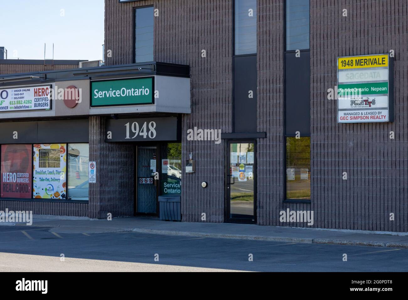 Ottawa, Ontario, Canada - 31 maggio 2021: Una posizione ServiceOntario all'angolo di Merivale e Slack Roads che offre servizio amministrativo provinciale Foto Stock