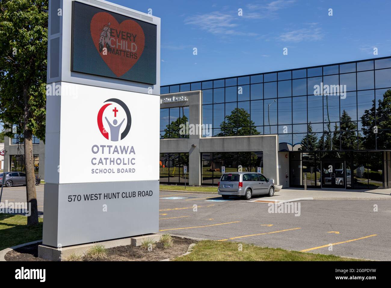 Ottawa, Ontario, Canada - 31 maggio 2021: Il Centro Cattolico di Educazione della Ottawa Catholic School Board (OCSB) sulla West Hunt Club Road. Foto Stock