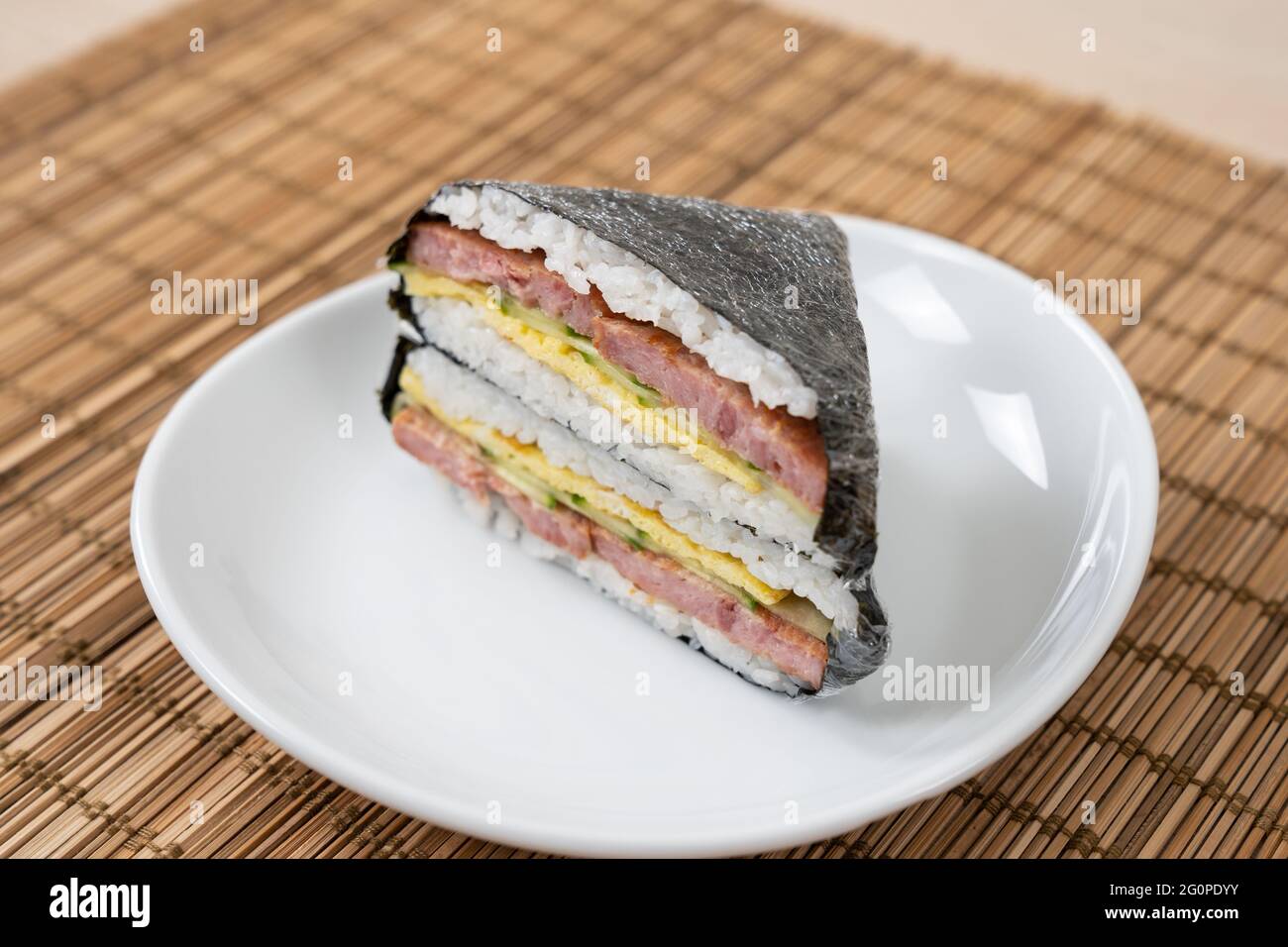 Involtini kimbap di sushi in stile coreano e giapponese Foto Stock