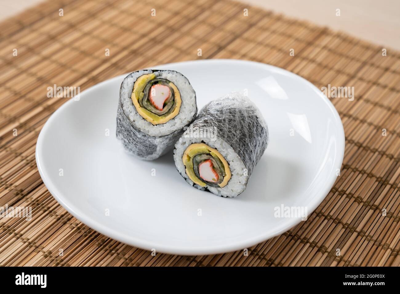 Involtini kimbap di sushi in stile coreano e giapponese Foto Stock