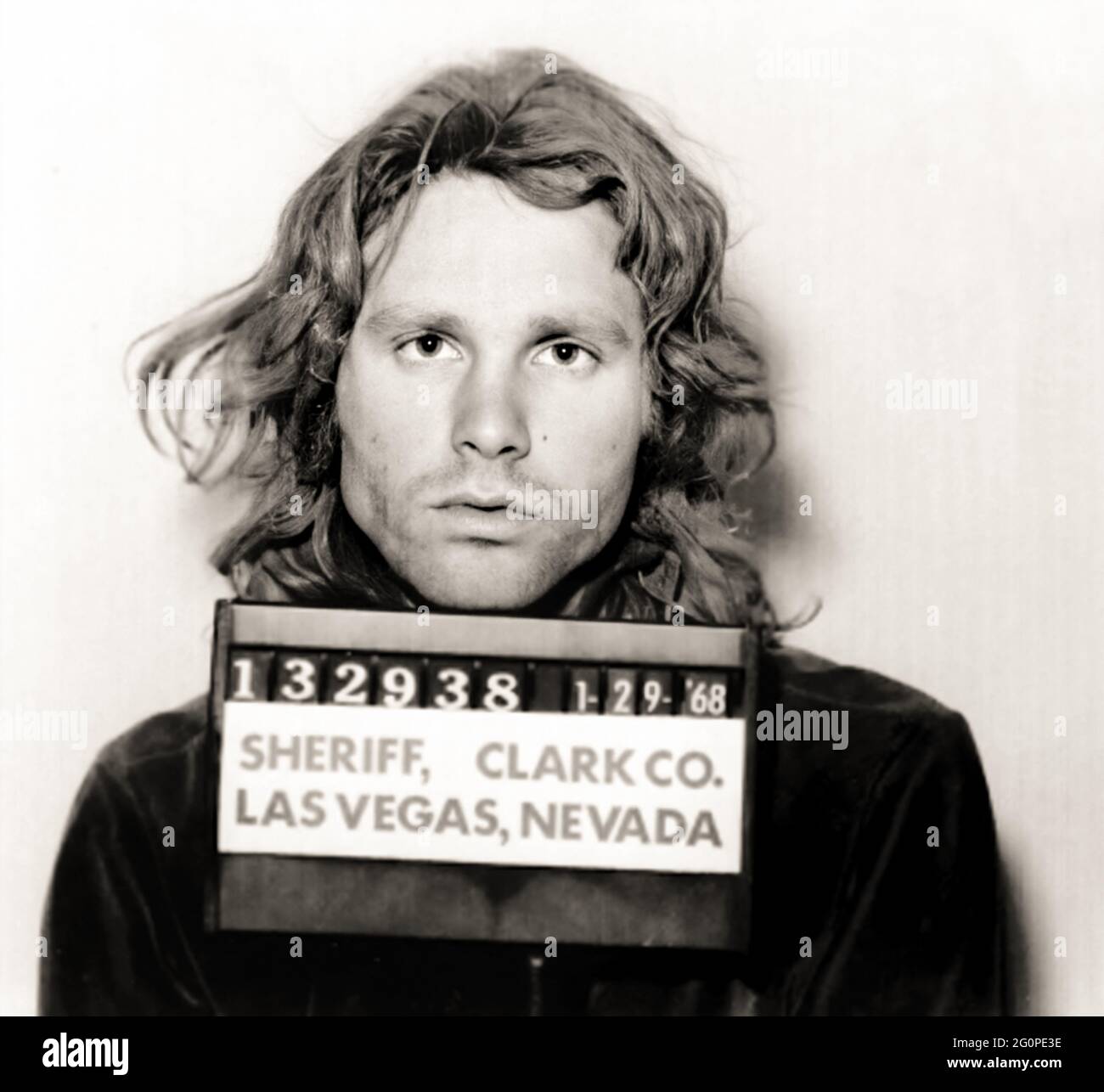 1968, 29 gennaio, Clark County , Las Vegas , USA : il celebre cantante e compositore Rockstar JIM MORRISON ( 1943 - 1971 ) delle PORTE ( fondato nel 1965 ), quando fu arrestato dal Dipartimento di polizia nella mug-shot ufficiale . Jim era stato accusato di essere stato arrestato al di fuori del Pussycat-A-Go-Go a Las Vegas per essere stato ubriaco in pubblico mentre visitava la città con l'autore Robert Gover , anch'egli arrestato . Fotografo sconosciuto , Clark County , Las Vegas , Nevada . - STORIA - FOTO STORICHE - MUSICA - MUSICA - CANTANTE - COMPOSITORE - ROCK STAR - ARRESTO - ARRESTATION - ARRESTATO DALLA POLIZIA - FOTO SEGNALET Foto Stock