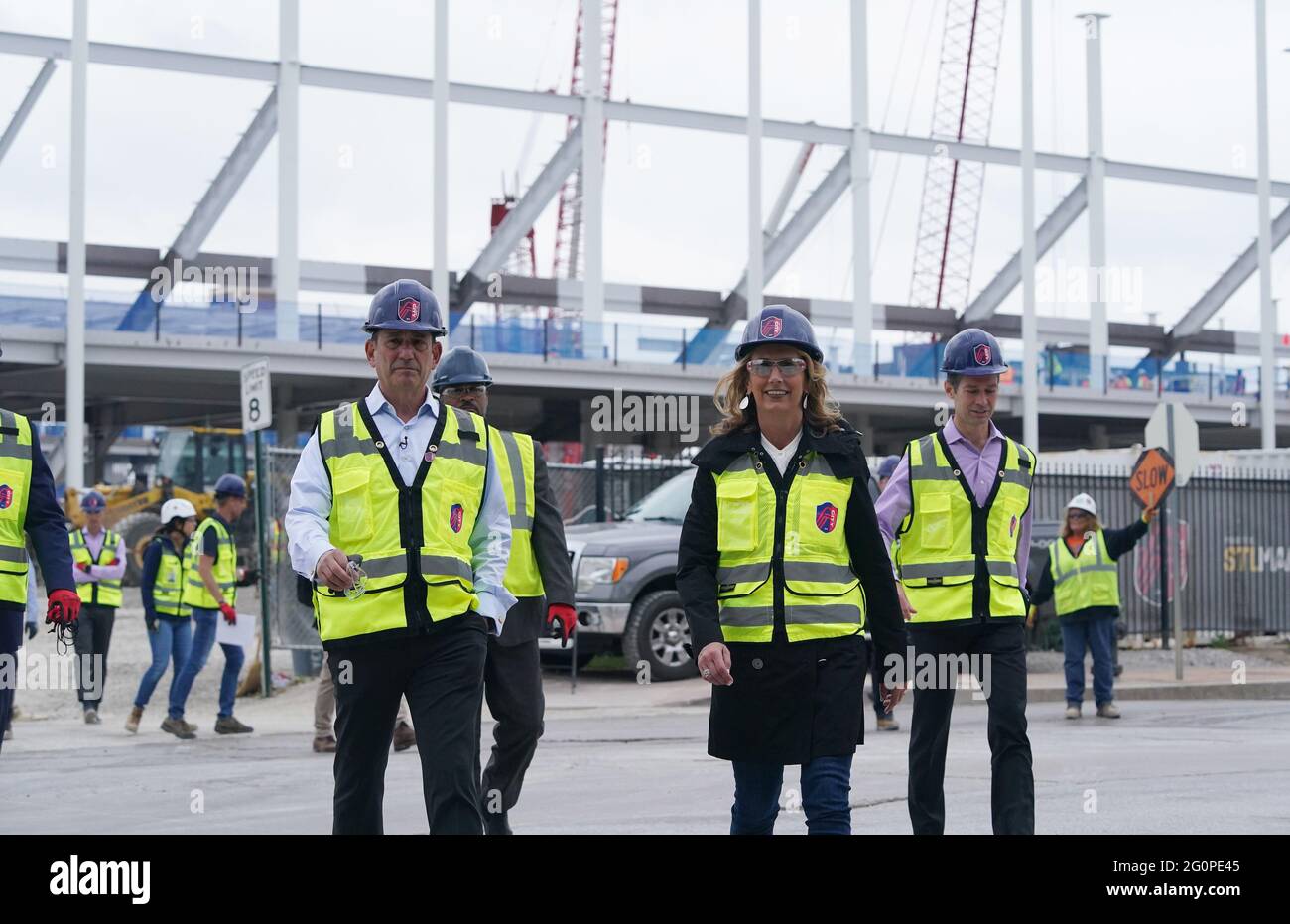 St. Louis, Stati Uniti. 02 giugno 2021. Il commissario per il calcio della Major League Don Garber e il proprietario della ST. Louis CITY SC, Carolyn Kindle Betz, attraversano la strada per parlare con i giornalisti dopo un tour del nuovo stadio di St. Louis mercoledì 2 giugno 2021. Il campus, che comprende lo stadio e le strutture per la pratica, è previsto per essere completato nell'estate del 2022. Photo by Bill Greenblatt/UPI Credit: UPI/Alamy Live News Foto Stock