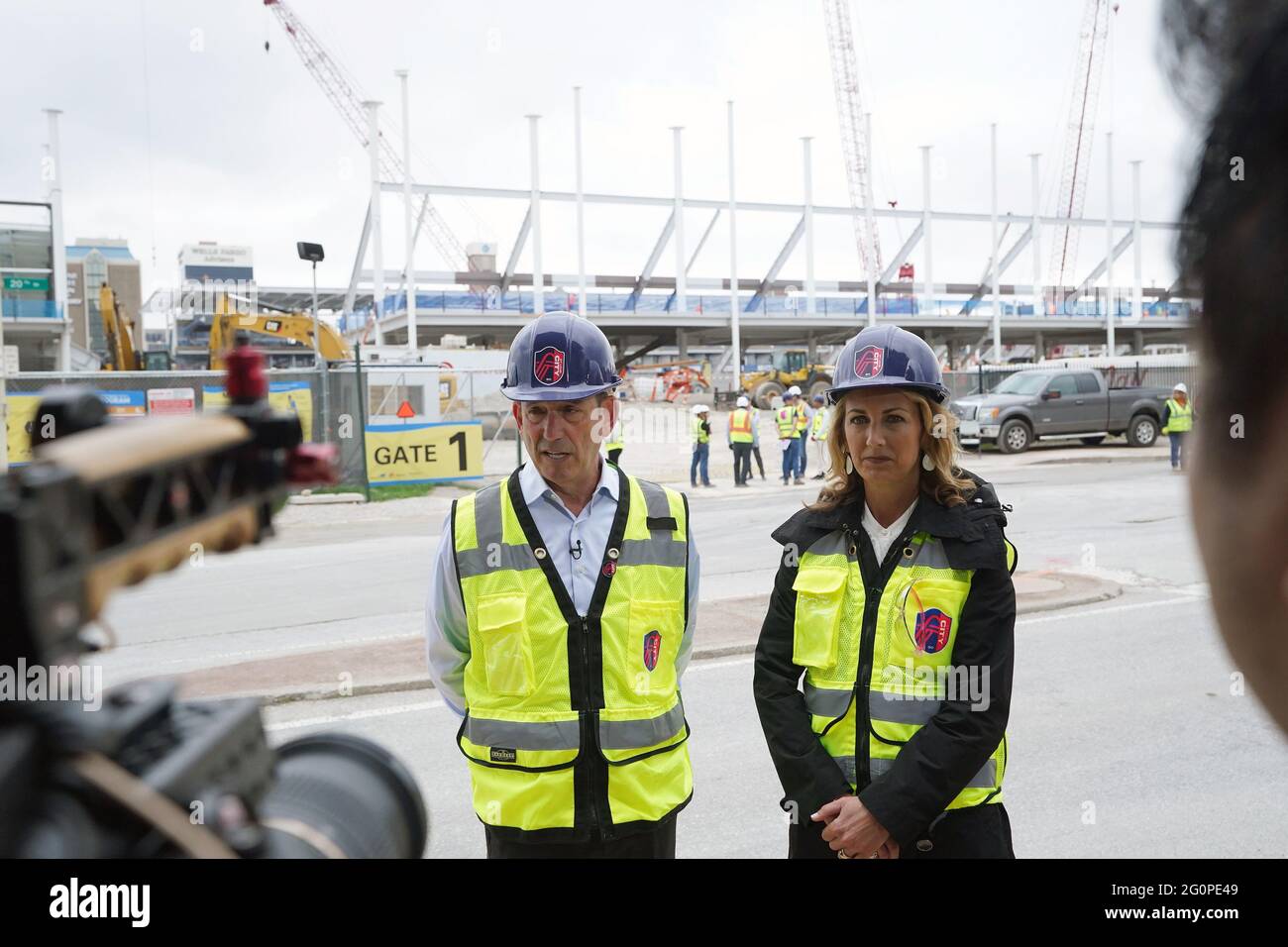 St. Louis, Stati Uniti. 02 giugno 2021. Il commissario per il calcio della Major League Don Garber e il proprietario della ST. Louis CITY SC, Carolyn Kindle Betz, parlano con i giornalisti dopo un tour del nuovo sito dello stadio a St. Louis mercoledì 2 giugno 2021. Il campus, che comprende lo stadio e le strutture per la pratica, è previsto per essere completato nell'estate del 2022. Photo by Bill Greenblatt/UPI Credit: UPI/Alamy Live News Foto Stock