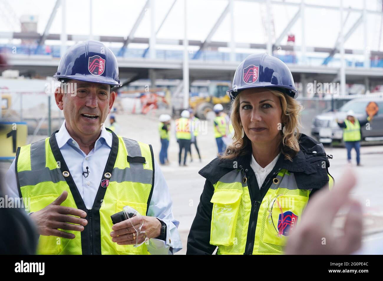 St. Louis, Stati Uniti. 02 giugno 2021. Il commissario per il calcio della Major League Don Garber e il proprietario della ST. Louis CITY SC, Carolyn Kindle Betz, parlano con i giornalisti dopo un tour del nuovo sito dello stadio a St. Louis mercoledì 2 giugno 2021. Il campus, che comprende lo stadio e le strutture per la pratica, è previsto per essere completato nell'estate del 2022. Photo by Bill Greenblatt/UPI Credit: UPI/Alamy Live News Foto Stock
