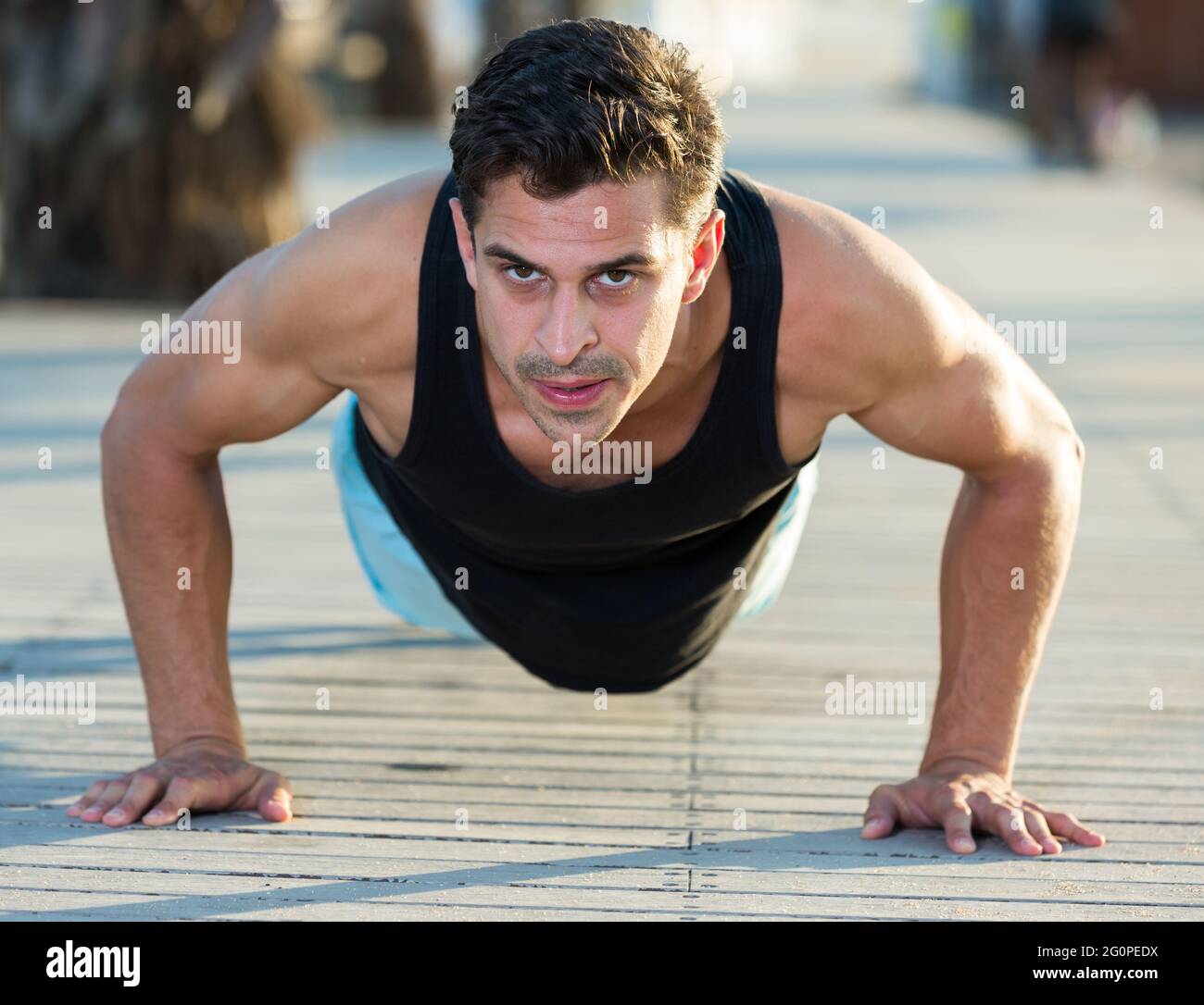 Montare l'uomo che spinge verso l'alto all'esterno Foto Stock
