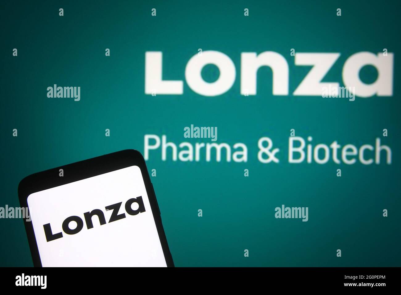 Ucraina. 02 giugno 2021. In questa illustrazione fotografica, sullo schermo di uno smartphone e di un pc viene visualizzato il logo Lonza Group. Credit: SOPA Images Limited/Alamy Live News Foto Stock Ucraina. 02 giugno 2021. In questa illustrazione fotografica, sullo schermo di uno smartphone e di un pc viene visualizzato il logo Lonza Group. Credit: SOPA Images Limited/Alamy Live News Foto Stock