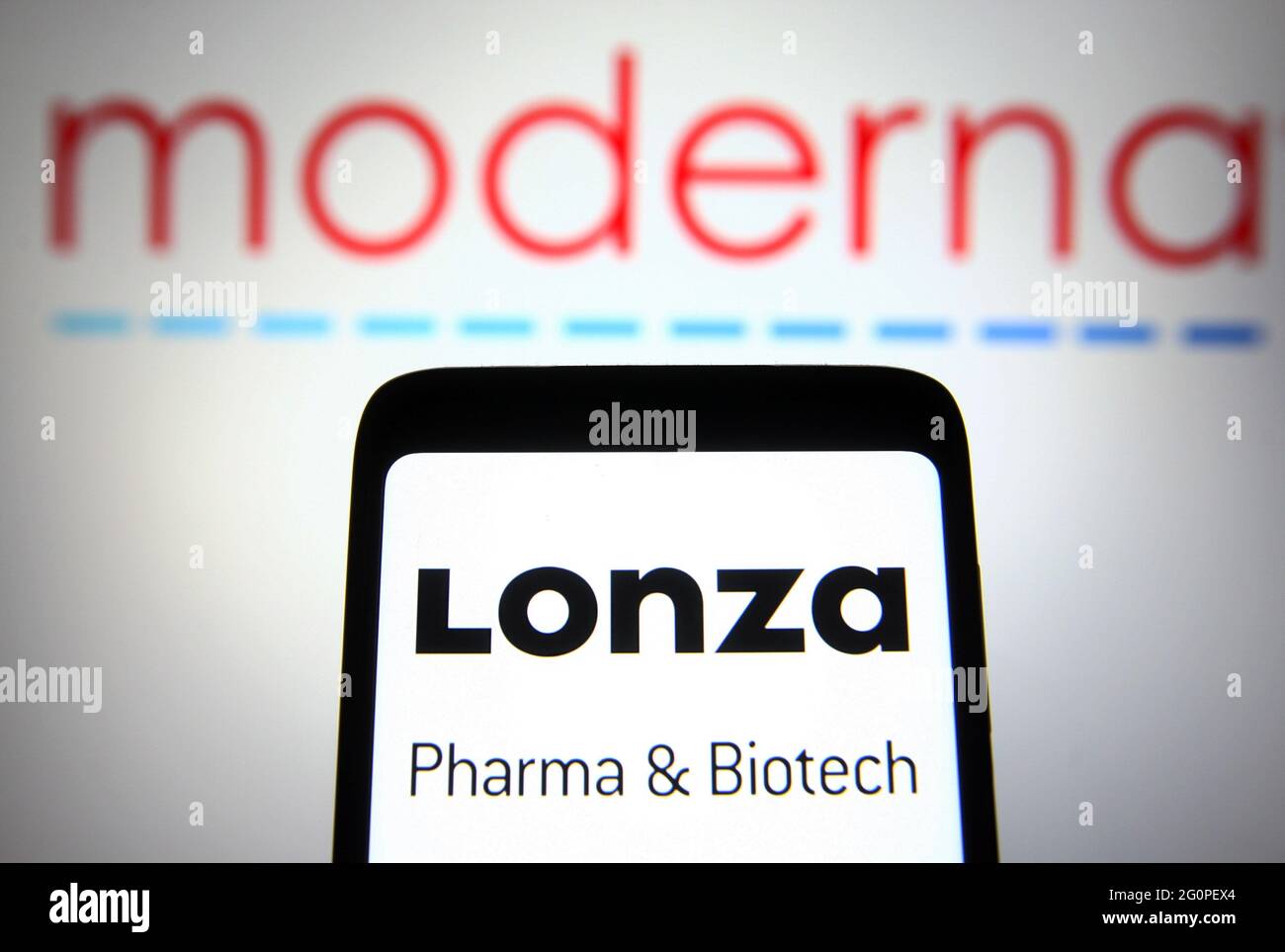 Ucraina. 02 giugno 2021. In questa illustrazione fotografica viene visualizzato un logo Lonza Group sullo schermo di uno smartphone con un logo moderna sullo sfondo. (Foto di Pavlo Gonchar/SOPA Images/Sipa USA) Credit: Sipa USA/Alamy Live News Foto Stock Ucraina. 02 giugno 2021. In questa illustrazione fotografica viene visualizzato un logo Lonza Group sullo schermo di uno smartphone con un logo moderna sullo sfondo. (Foto di Pavlo Gonchar/SOPA Images/Sipa USA) Credit: Sipa USA/Alamy Live News Foto Stock