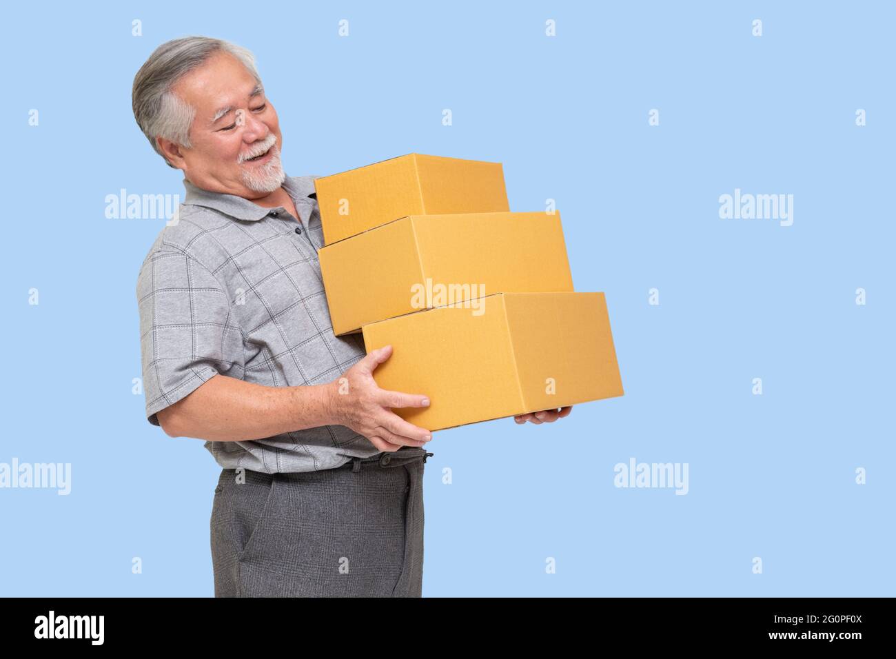 Felice uomo anziano asiatico che tiene scatola del pacco, corriere di consegna e vendere il prodotto con il concetto di servizio di spedizione in linea Foto Stock