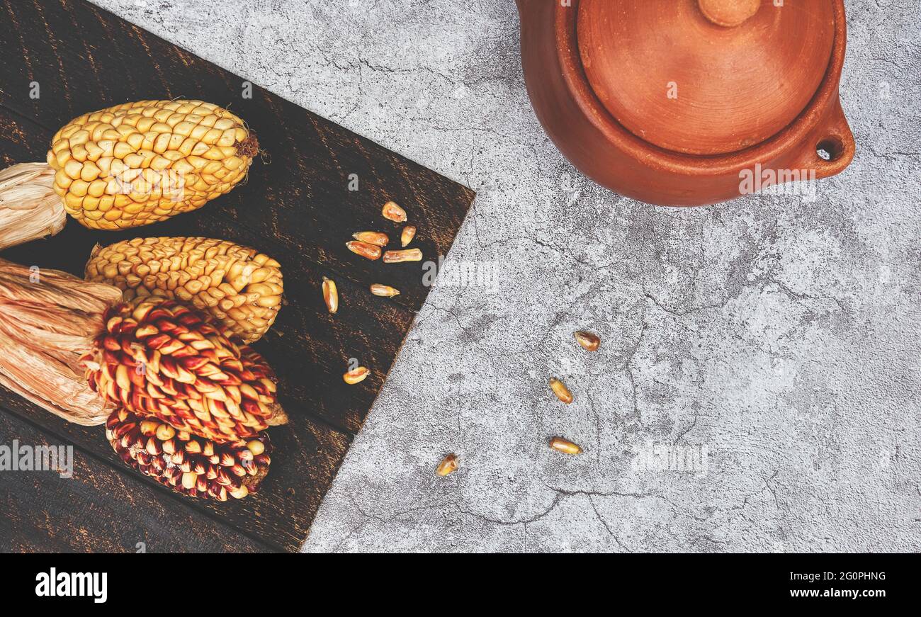 Cibo peruviano: Mais Serrano, antipasto tipico chiamato Cancha. Mix di  varietà indigena peruviana di cornici da telaio dal mercato locale a Cusco.  Selezione f Foto stock - Alamy