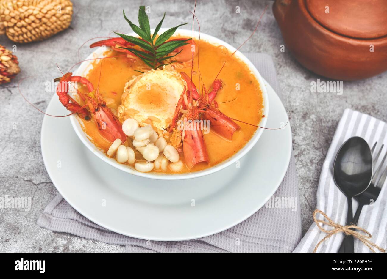 Cibo peruviano: Zuppa di gamberi, chiamata 'Chupe de Camarones', vista dall'alto. Messa a fuoco selettiva Foto Stock