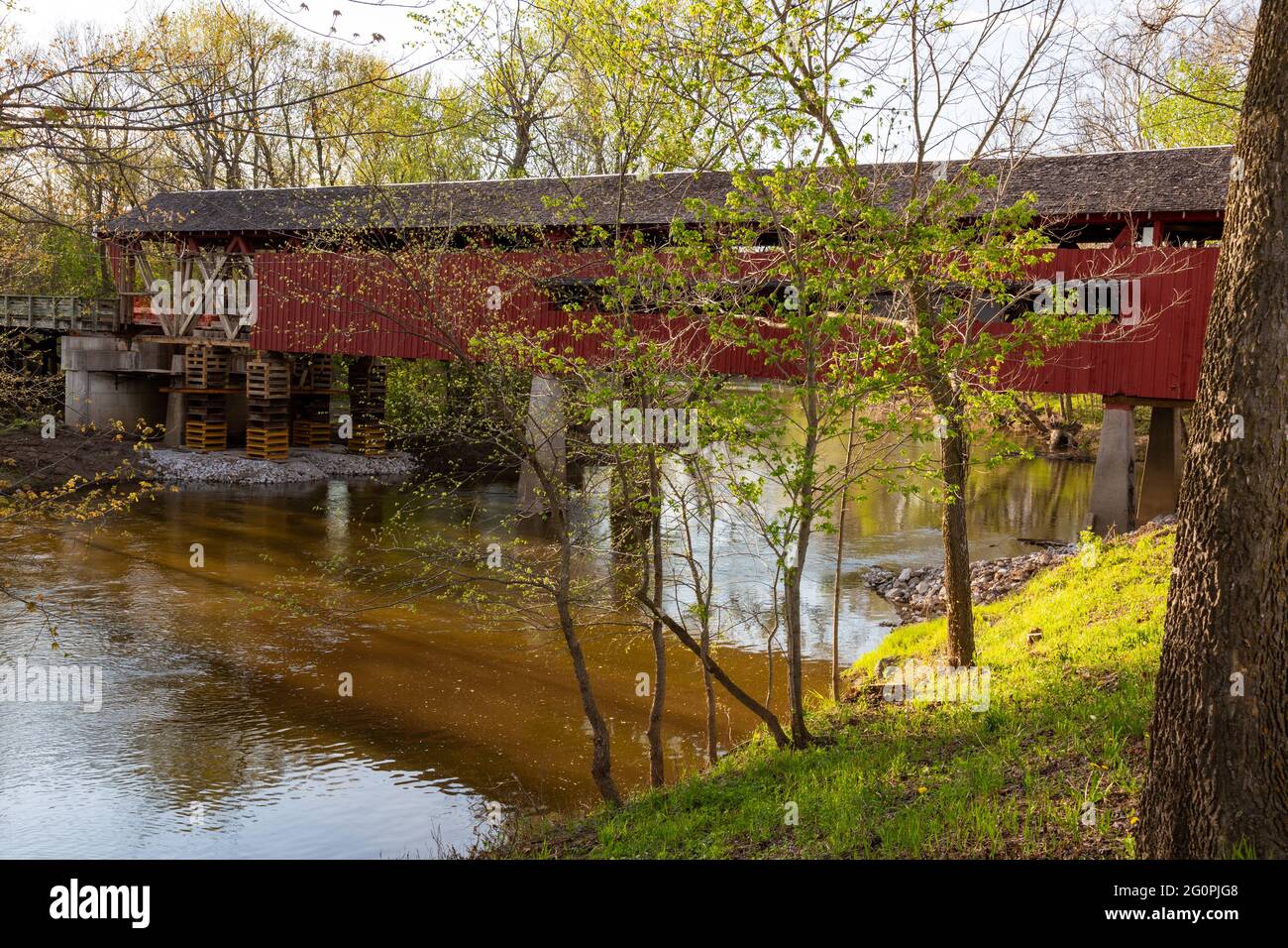 Il ponte coperto 1873 Spencerville, chiuso per lavori di ristrutturazione, si estende lungo il fiume St. Joseph a Spencerville, Indiana, USA. Foto Stock