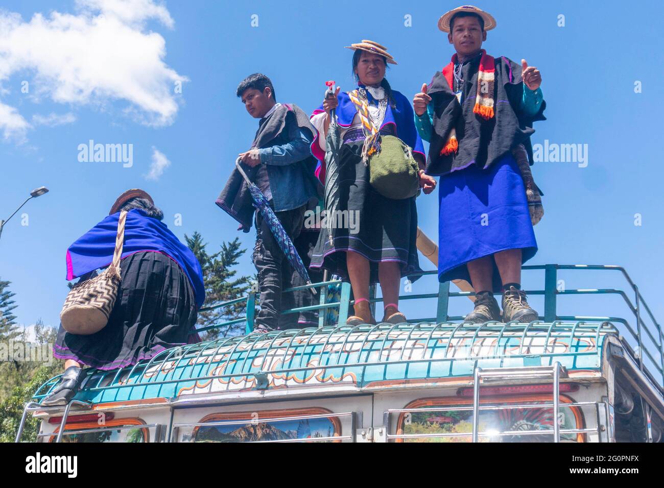 Bogotà, 2 giugno 2021: La comunità indigena Misak sostiene lo sciopero nazionale a Bogotà nella quinta settimana di proteste contro il governo nazionale della Colombia Credit: Daniel Garzon Herazo/ZUMA Wire/Alamy Live News Foto Stock