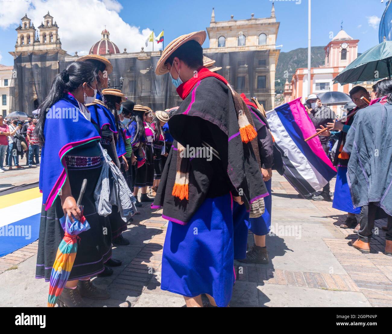 Bogota, 2 giugno 2021: La comunità indigena Misak balla a Bogotà, nella quinta settimana di proteste contro il governo nazionale della Colombia Credit: Daniel Garzon Herazo/ZUMA Wire/Alamy Live News Foto Stock