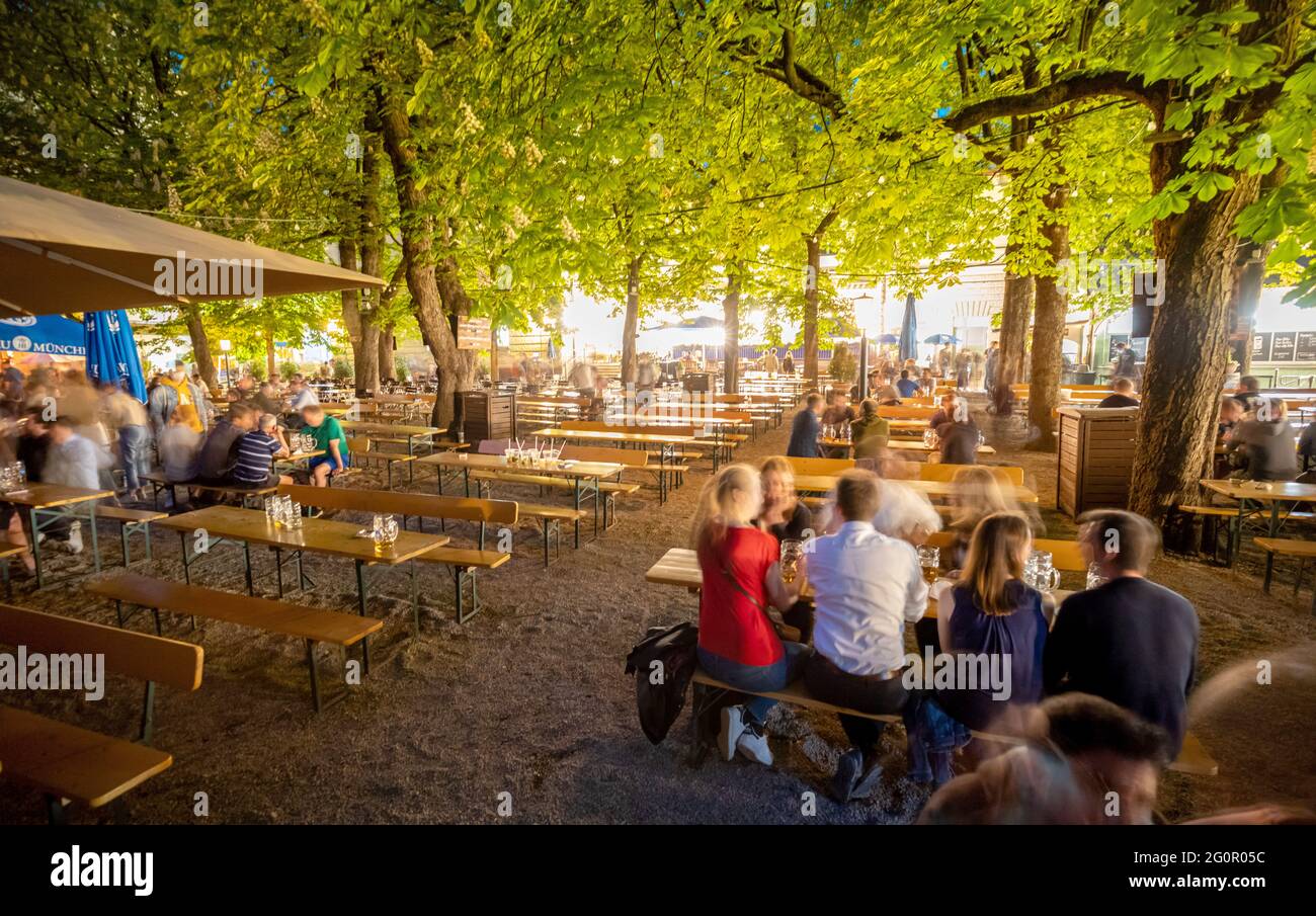 Monaco, Germania. 02 giugno 2021. Gli ultimi visitatori di una birreria all'aperto a Wiener Platz sono seduti ai tavoli della birra poco prima dell'orario di chiusura. Credit: Peter Kneffel/dpa/Alamy Live News Foto Stock