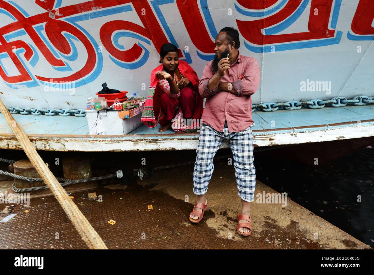 Il Bangladesh è seduto sul lato di un traghetto. Foto Stock