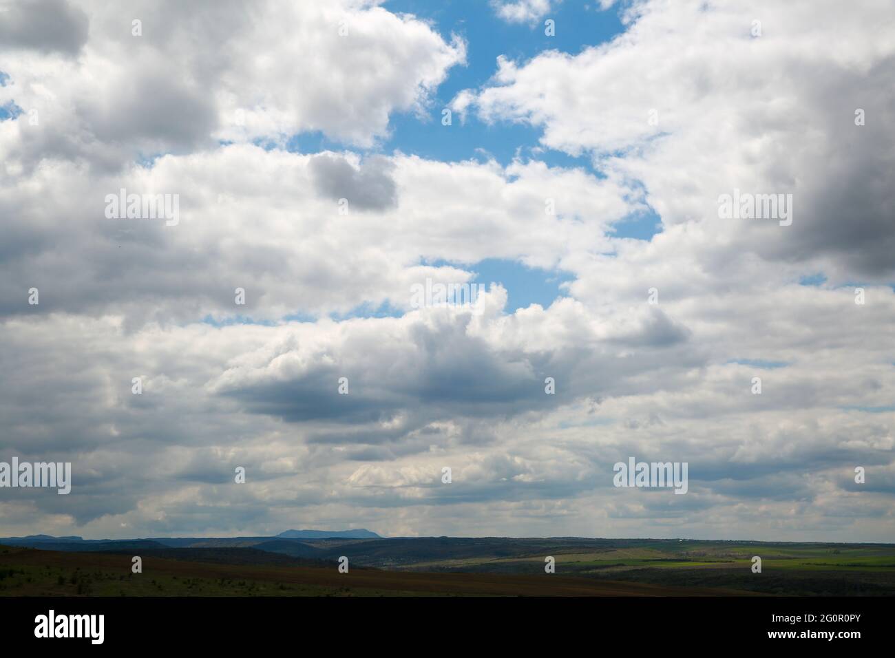 Vista su prati pascoli sotto un cielo blu nuvoloso, paesaggio di luoghi remoti natura selvaggia. Foto Stock