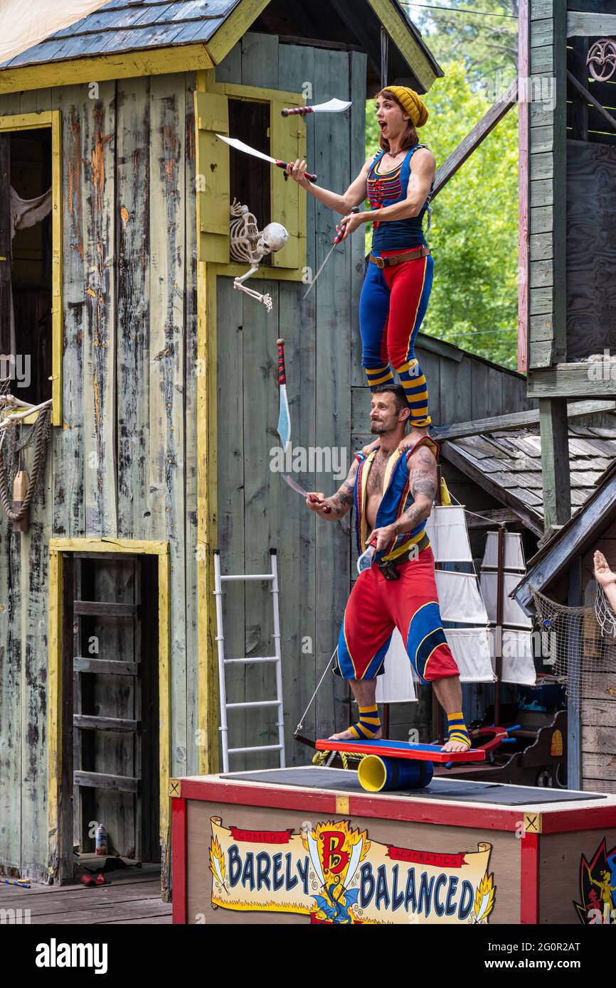 L'esibizione di giocoleria e bilanciamento dei coltelli appena bilanciata fa risuonare il pubblico al Georgia Renaissance Festival di Fairburn (Metro Atlanta), Georgia. Foto Stock