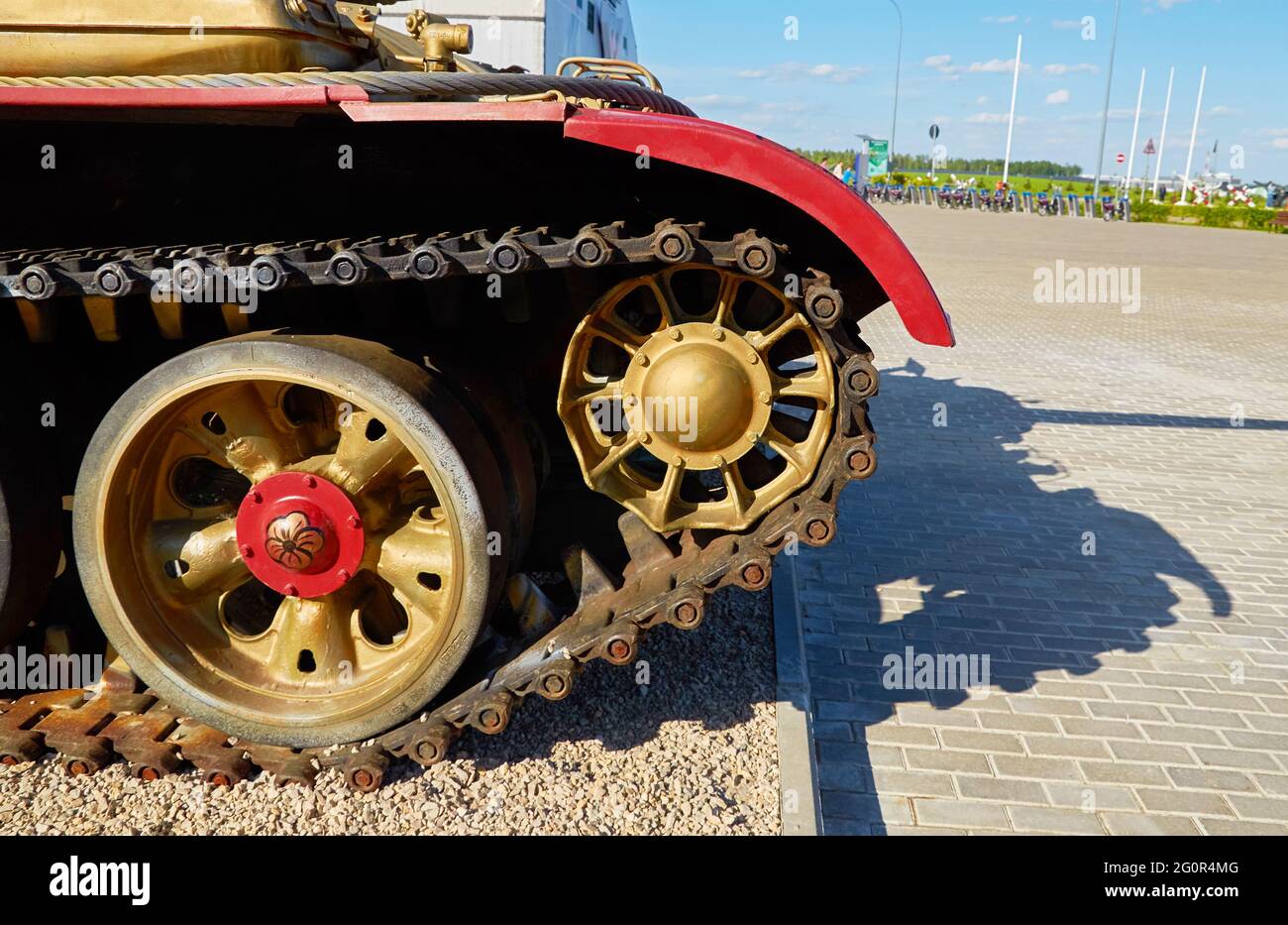 I cingoli del serbatoio medio T-62 sono verniciati in stile Khokhloma Foto Stock