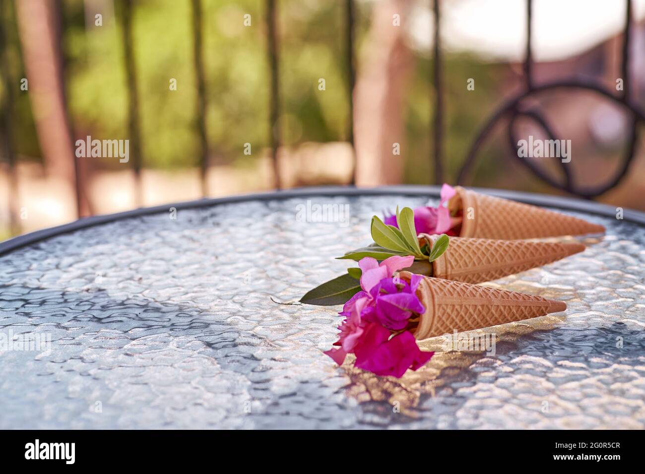 Surreale bougainvillea rosa brillante fiori in un cono gelato. Sfondo di vacanze estive. Spazio di copia. Foto di alta qualità Foto Stock